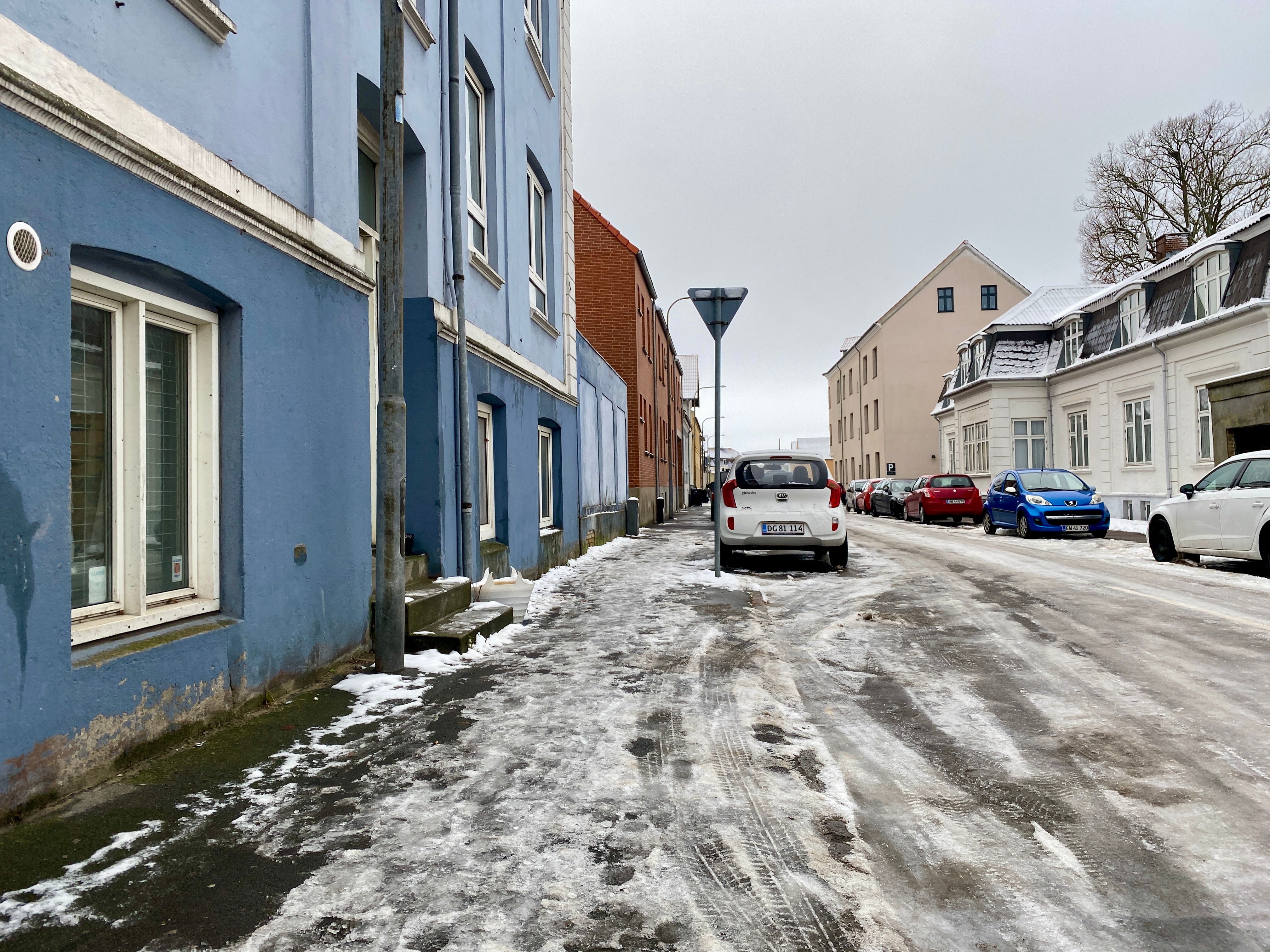 Kjeld Krageskov er hverken imponeret over kommunen eller de private husejeres indsats mod sne og is.