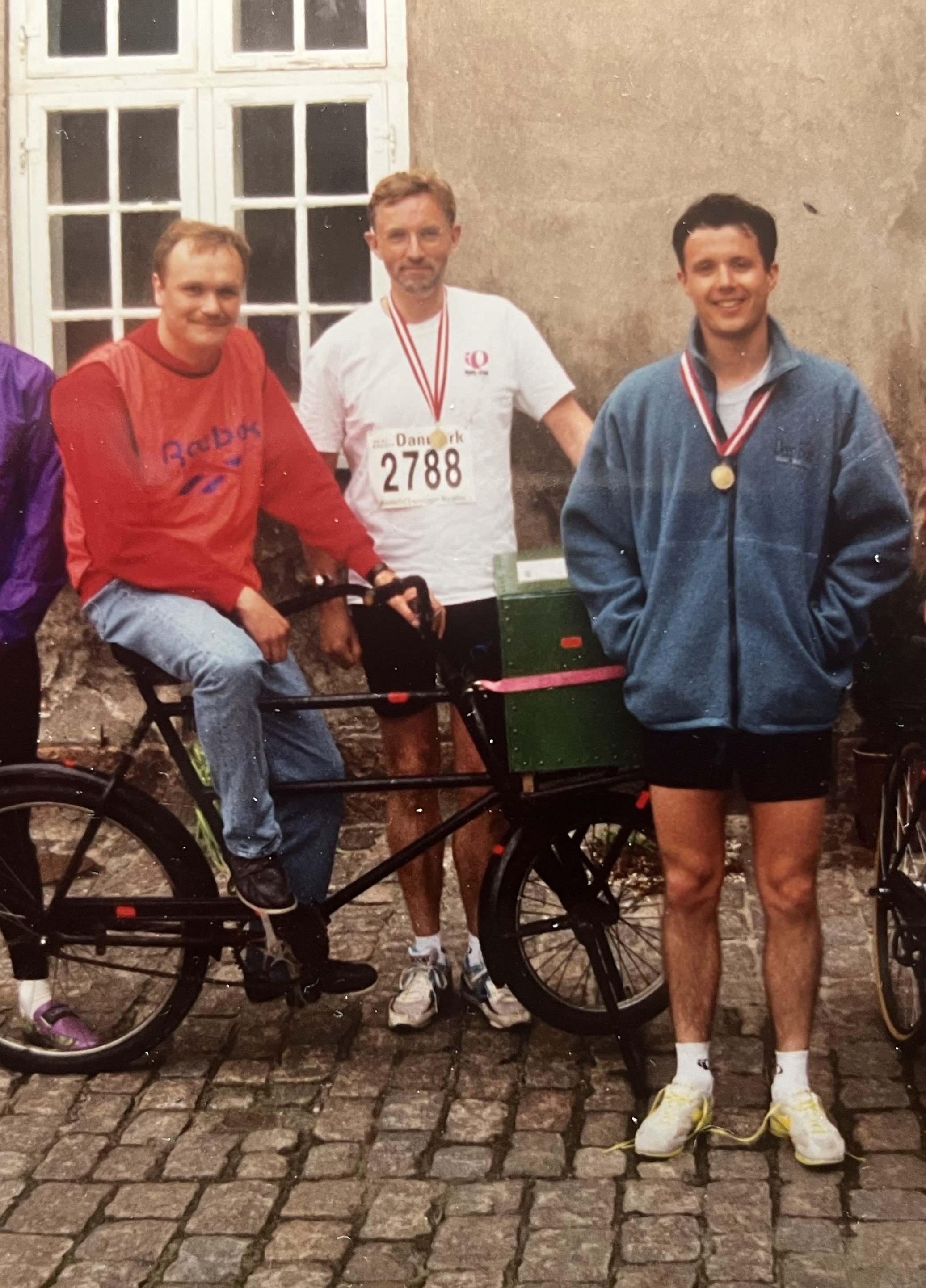 Knud Momme (på budcykel) har i 28 år haft en nøglerolle ved kronprins Frederiks hof og giver nu et sjældent interview om Danmarks kommende konge. Privatfoto