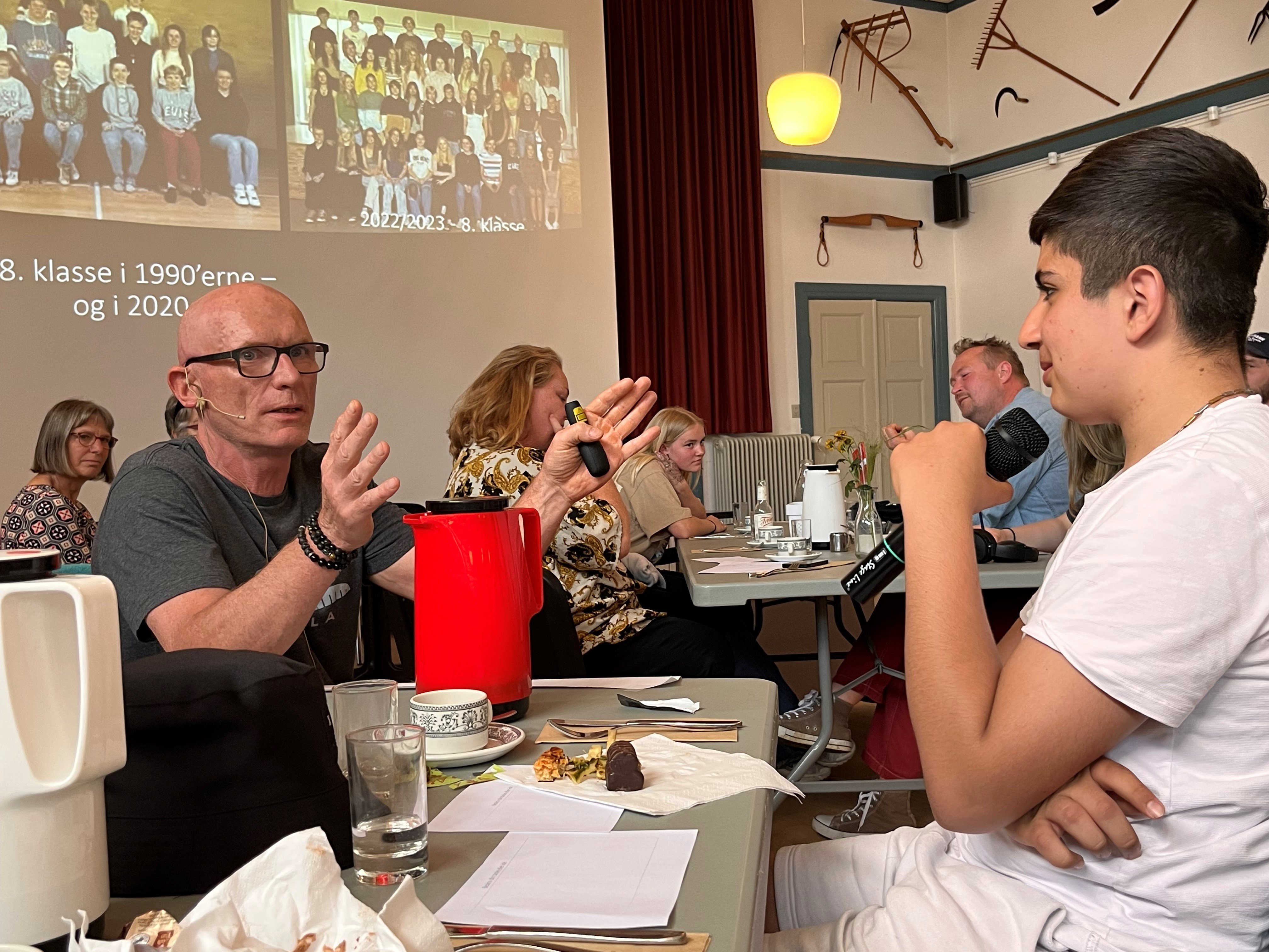 Ungdomsforsker Søren Østergaard mener, at forældre, foreninger, skoler og institutioner skal samarbejde tæt og skabe trygge rammer for fritidsaktiviteterne. Ellers bliver de unge væk.