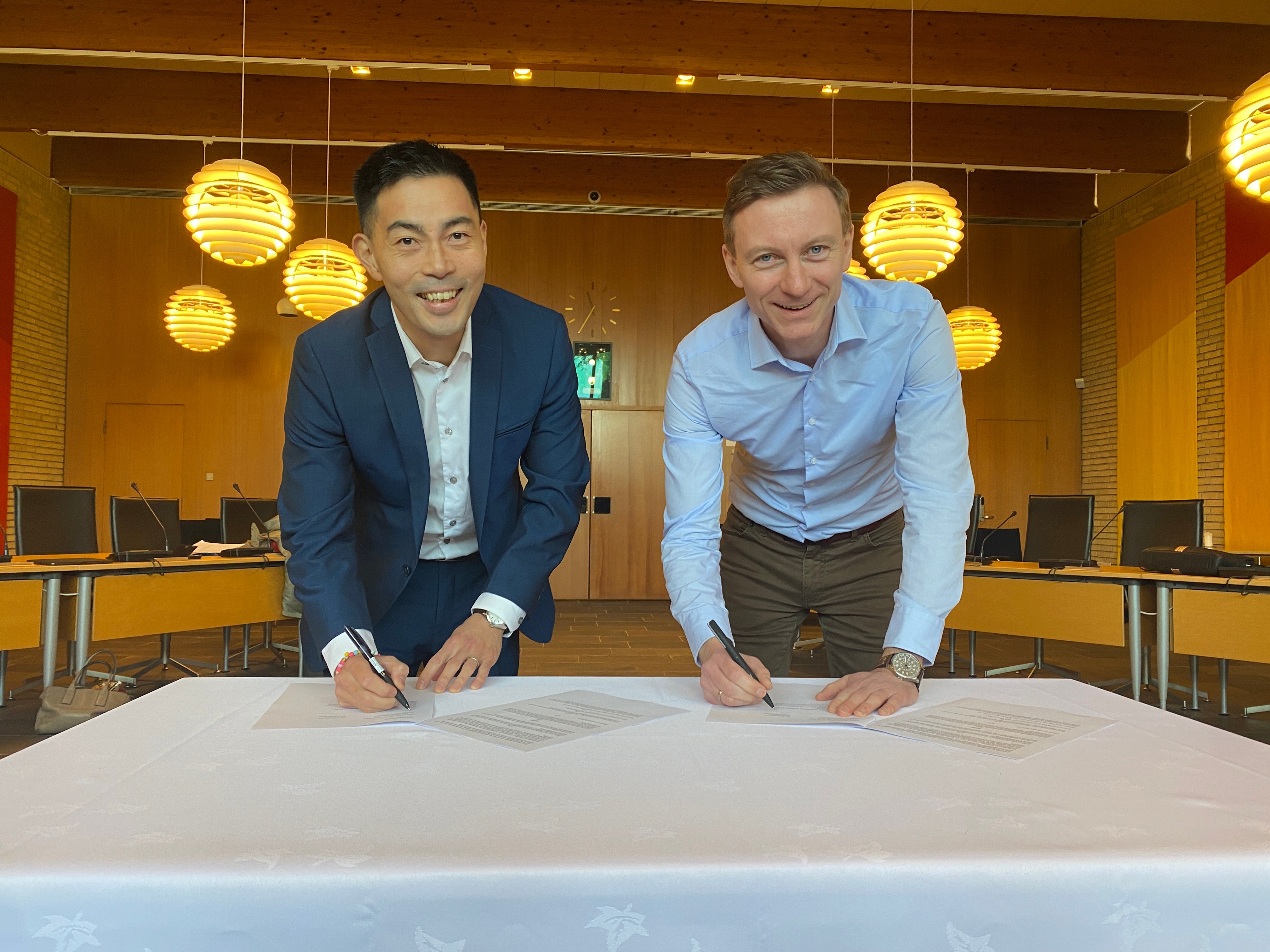 For bare et år siden underskrev Mads Young Christensen (tv.) fra Vordingborg Kommune og Peter Søgaard fra Innovater en aftale for udviklingen af den gamle rådhusgrund. Nu er aftalen annulleret og det har givet plads til helt nye ideer.