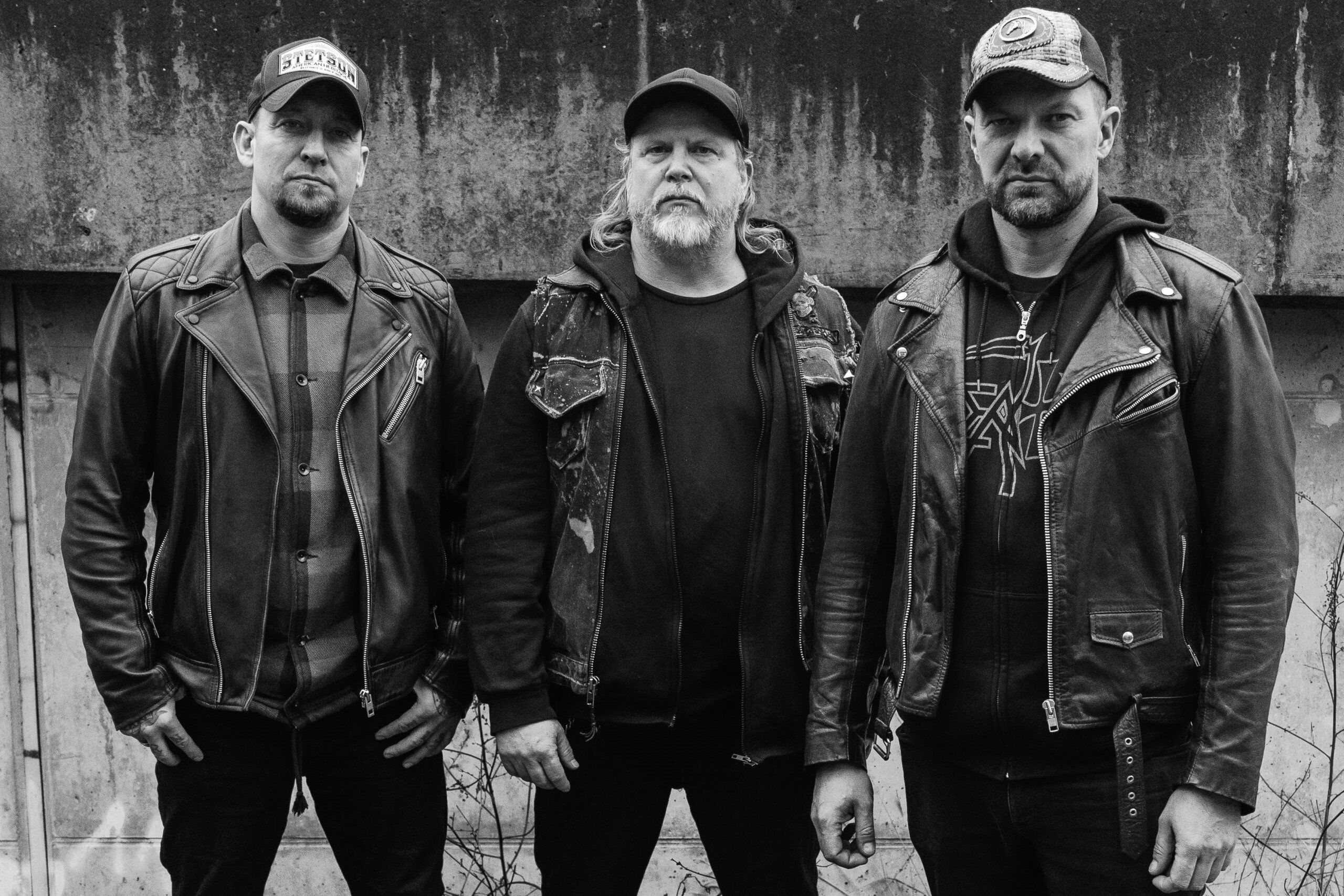 Michael Poulsen (t.v.) har lagt sangen på hylden for en periode og har allieret sig med sangeren Marc Grewe og trommeslageren Morten Toft Hansen (t.h.). Sammen er de Asinhell og et af hovednavnene på Næstved Metalfest i 2024.