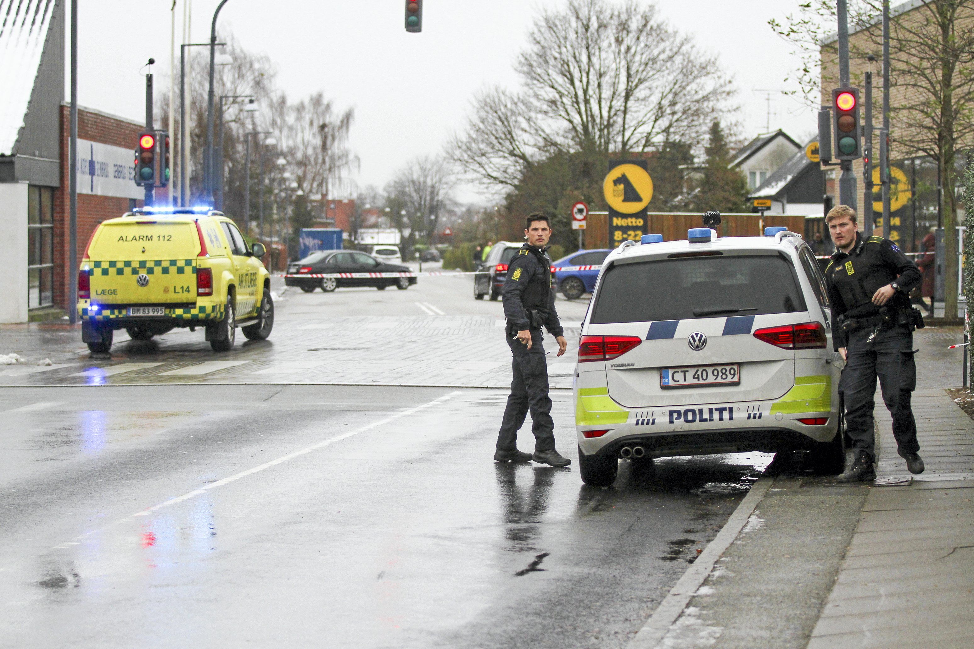 Politi på stedet efter skuddrabet i frisørsalonen i december 2021.