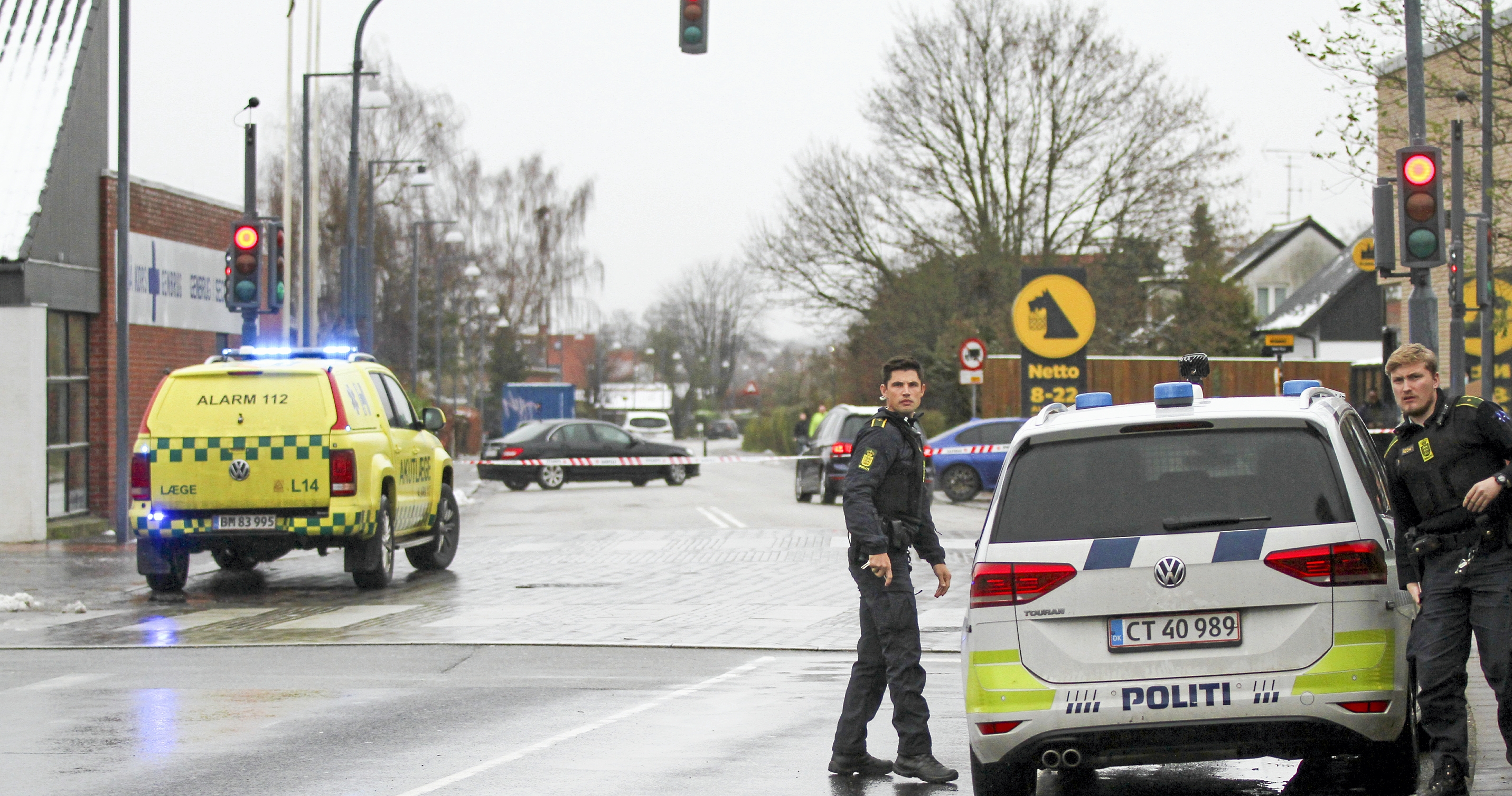 Politi på stedet efter kort efter skuddrabet i frisørsalonen nær Islev Torv. - Brian Poulsen Politi på stedet efter kort efter skuddrabet i frisørsalonen nær Islev Torv.