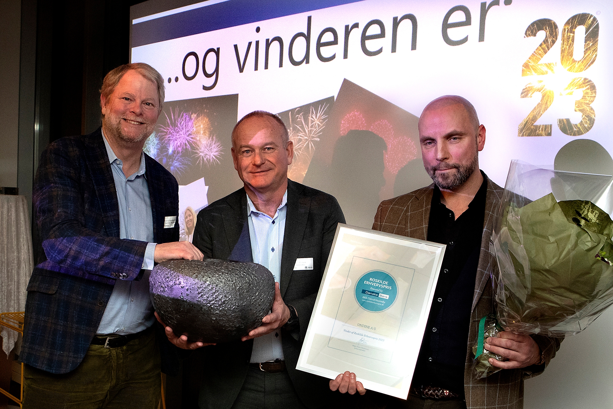 Kim Madsen (midten) var sidste år finalist til Roskilde Erhvervspris med Momentum Energy Group, men måtte se sig slået af DynElectro. I mellemtiden er han blevet medejer af Undine, så han modtog prisen sammen med stifter, ejer og direktør Anders Hovmøller (th). Til venstre er det borgmester Tomas Breddam (S). - Kim Rasmussen Kim Madsen (midten) var sidste år finalist til Roskilde Erhvervspris med Momentum Energy Group, men måtte se sig slået af DynElectro. I mellemtiden er han blevet medejer af Undine, så han modtog prisen sammen med stifter, ejer og direktør Anders Hovmøller (th). Til venstre er det borgmester Tomas Breddam (S).
