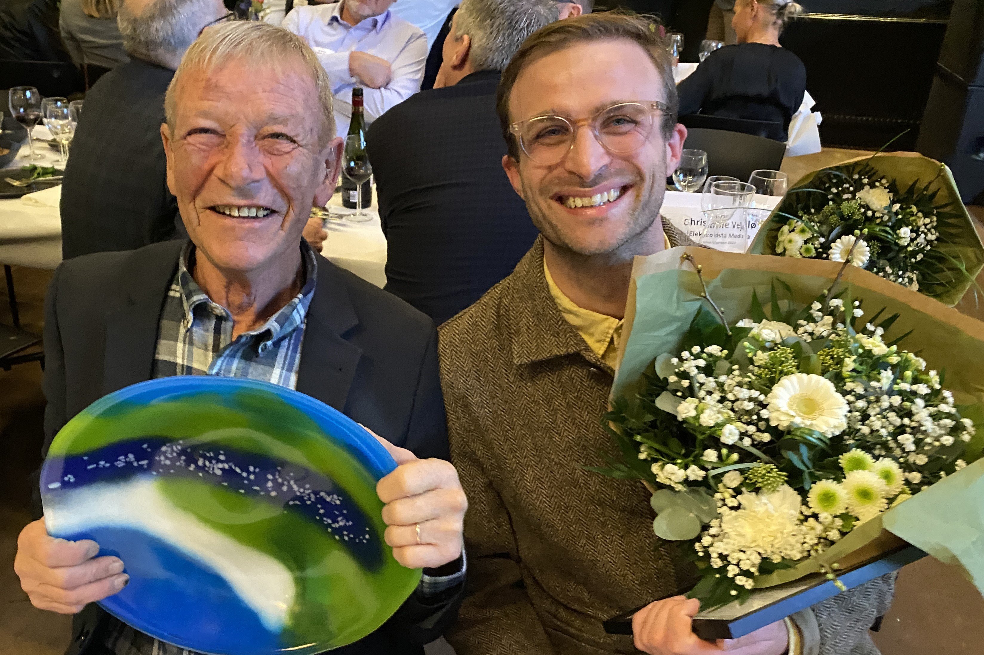 August Hage (th.) fra Oremandsgaard Gods med sin uundværlige medarbejder, Mogens Tvede.
