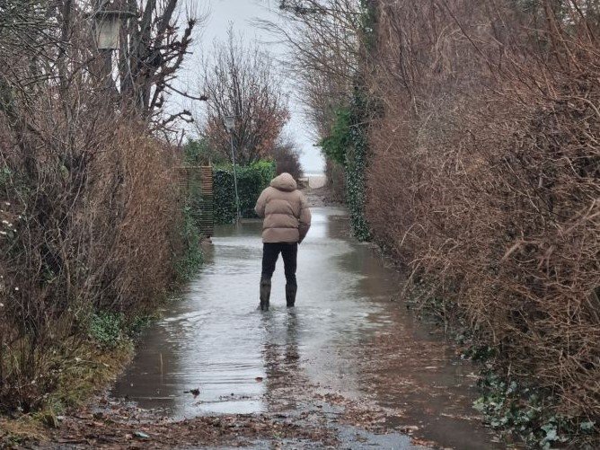 Der blev dannet en midlertidig sø i bunden af Lyngvej. Foto: Katrine Sørensen