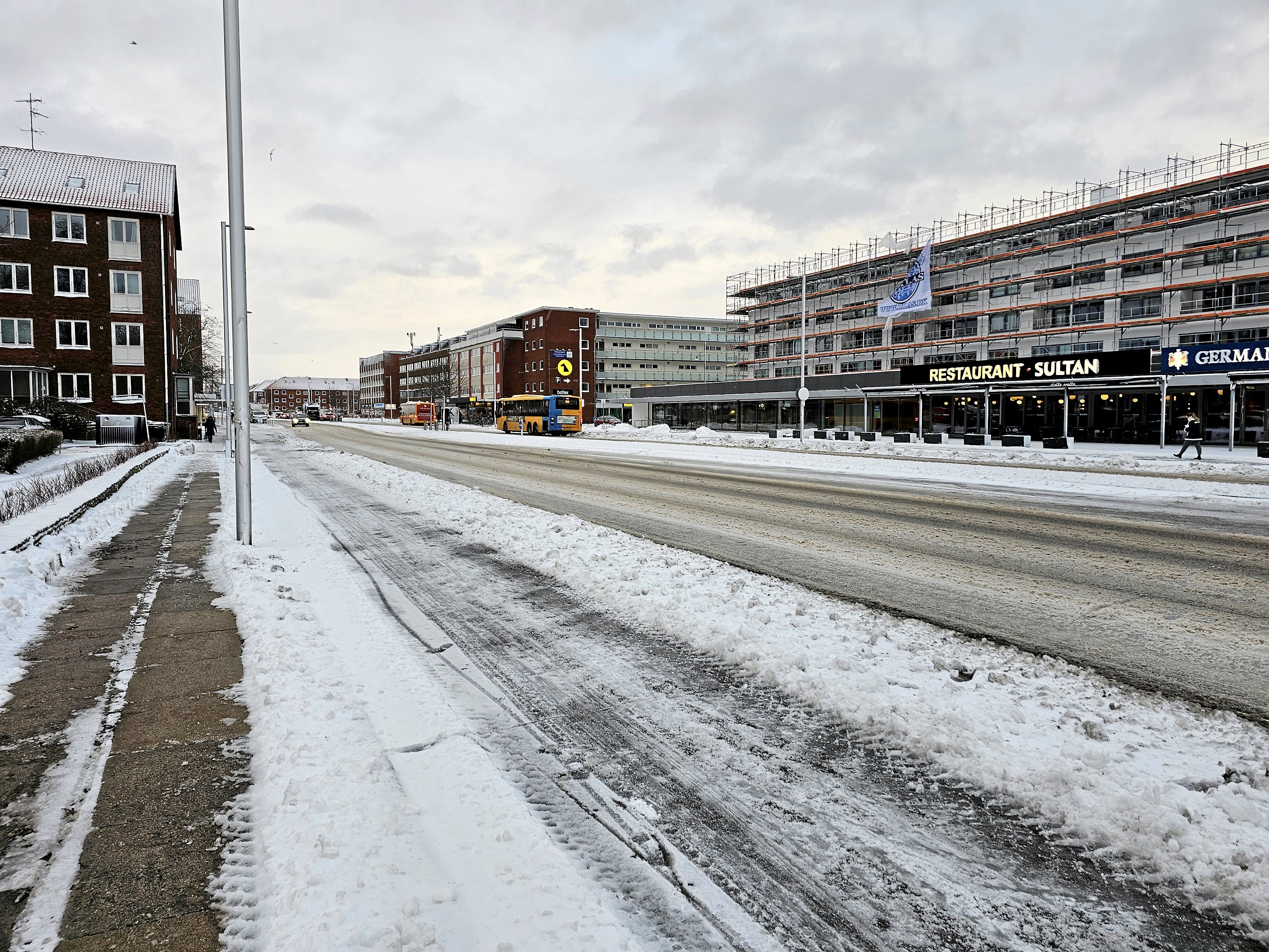 Sådan så hovedvejen ud formiddagen efter det havde sneet hele natten.