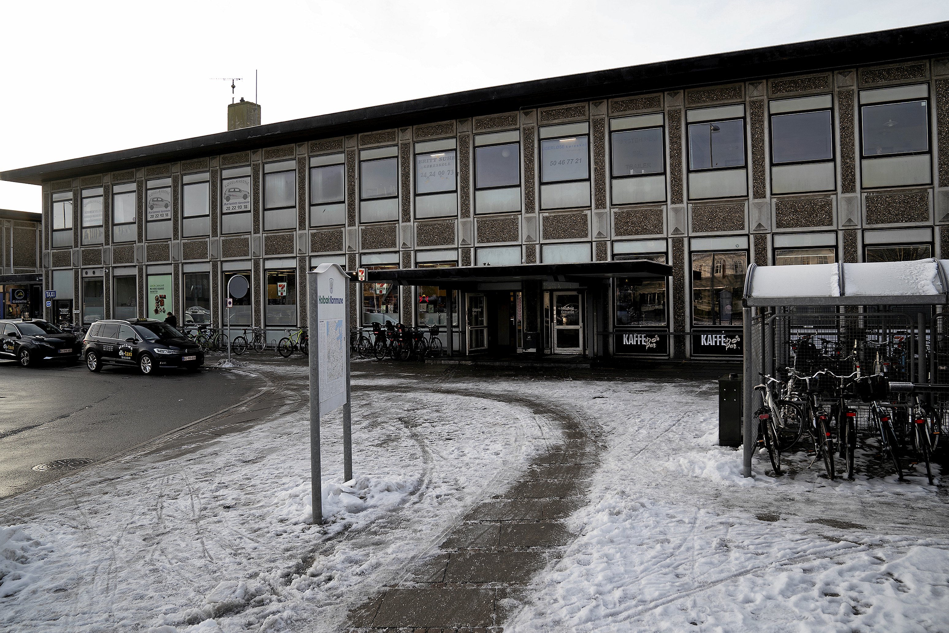Lørdag traf betjente fire drenge på 14-15 år, som opholdt sig i forhallen på Holbæk Station. Foto: Thomas Olsen