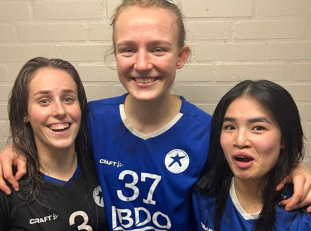 Isabella Holm (th.) flankeret af sine to U19-holdkammerater Esther Birk Lund (i midten) og Ida Wrang. Alle tre var de med på Roskildes 1. divisionshold søndag. Foto: Roskilde Håndbold