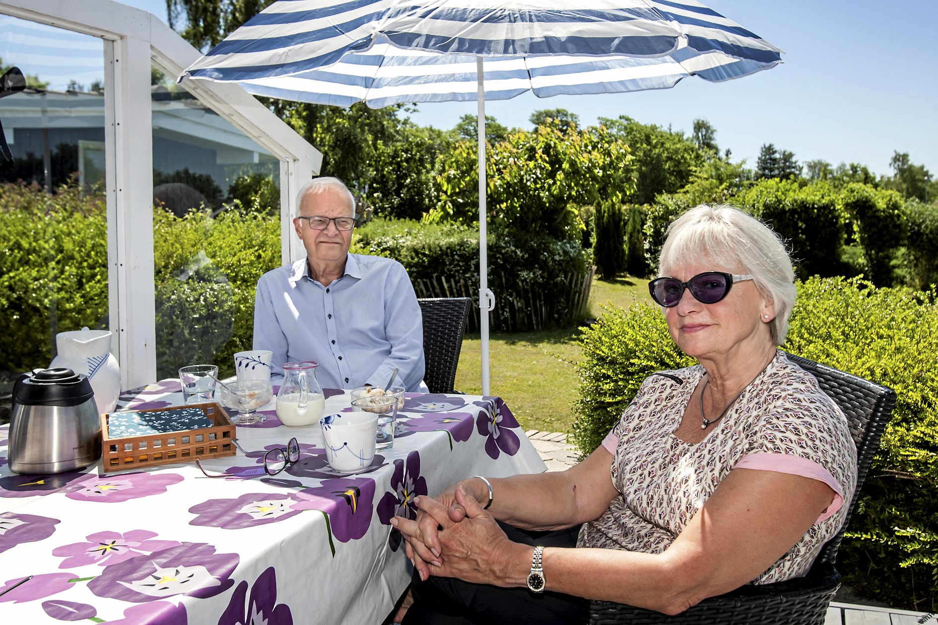 - Jeg håber, at jeg har været med til at sætte Karrebæksminde på landkortet. Jeg har i hvert fald posted mange opslag dernedefra på sociale medier, siger Pia Kjærsgaard – her fotograferet sammen med Henrik Thorup i sommerhuset, da Sjællandske var på besøg i 2020.