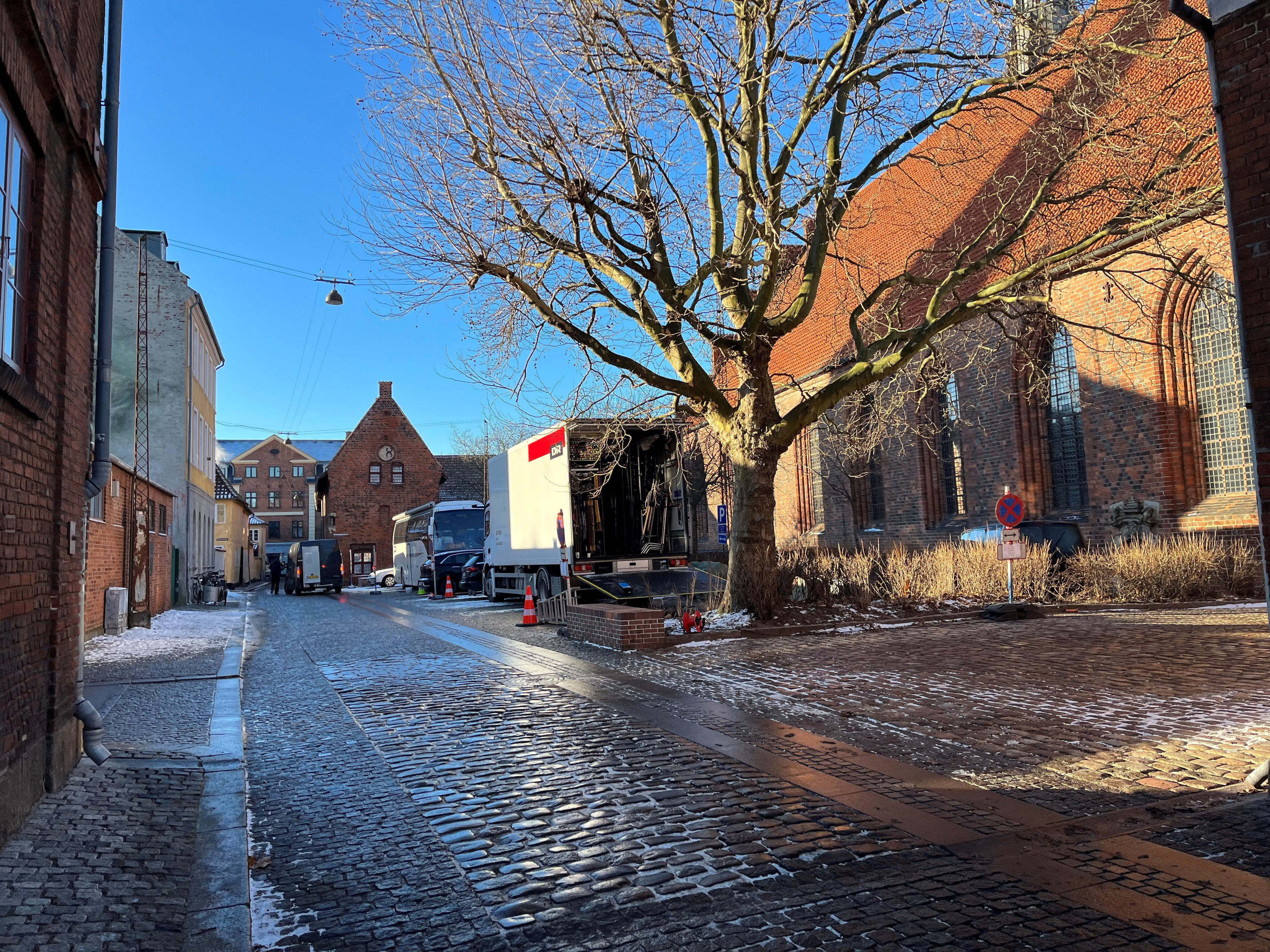 Der bliver brugt store mængder af udstyr, når der skal optagers en julekalender. Og det er bare nogle af scenerne, som i disse dage bliver optaget i Helsingør. Foto: Andreas Norrie