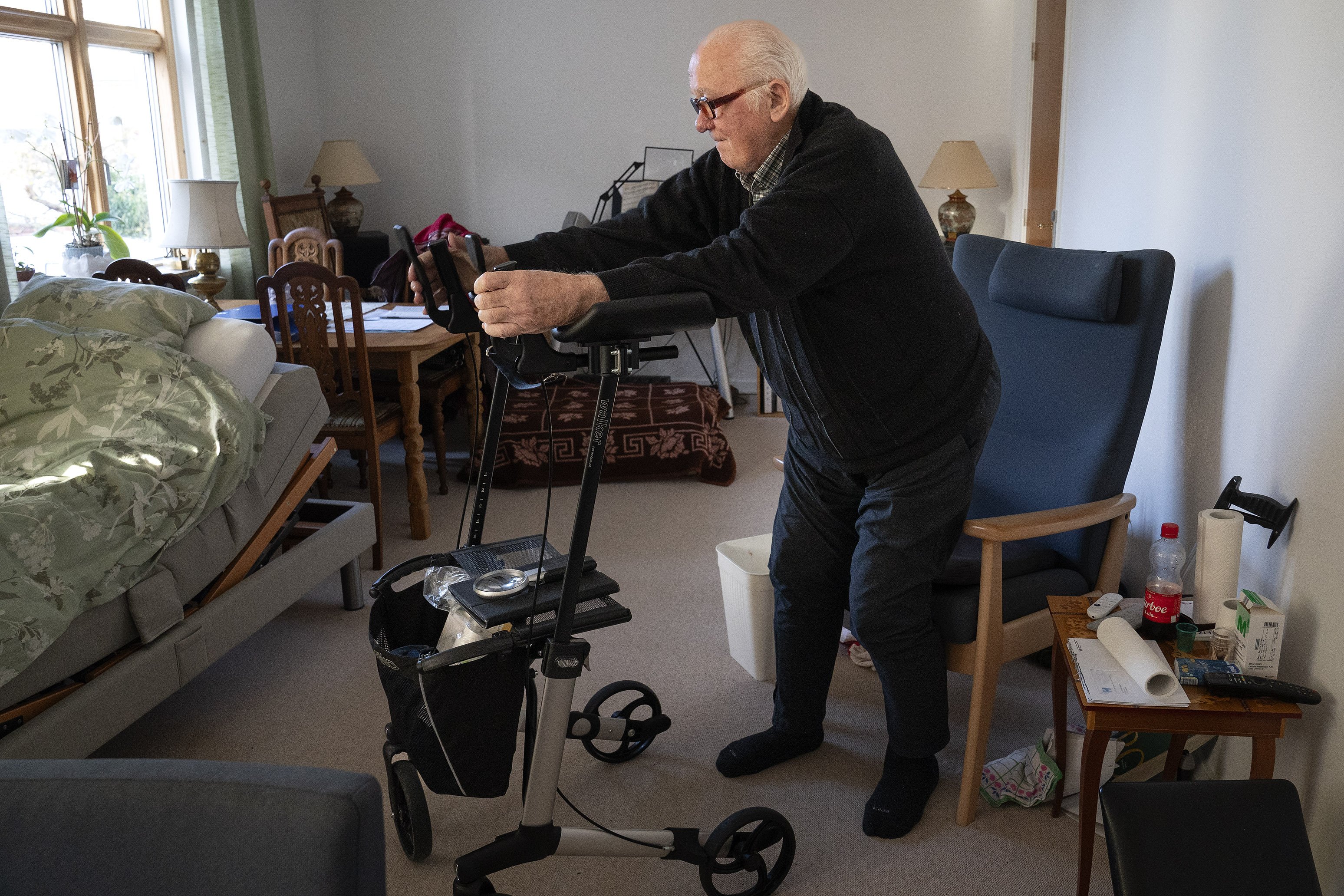 Bent Bendix kanter sig rundt i hjemmet ved hjælp af en høj rollator.