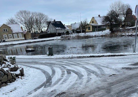 Der var tidligere på måneden spejlglat på alle veje på Agersø, hvor der ikke er fortove. Først da beboerne gik til pressen, blev der i følge byrådsmedlem Anne Bjergvang (S) saltet.