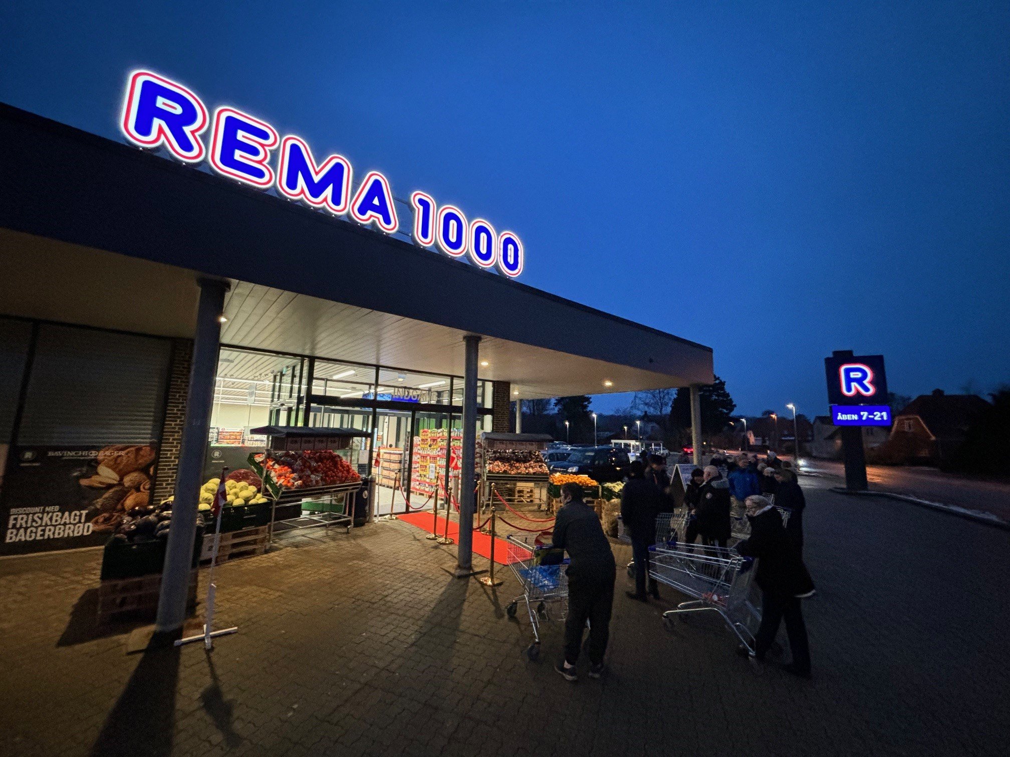 Kunder stod klar til åbning af Rema 1000 fra tidlig morgen torsdag i Nykøbing Sjælland.