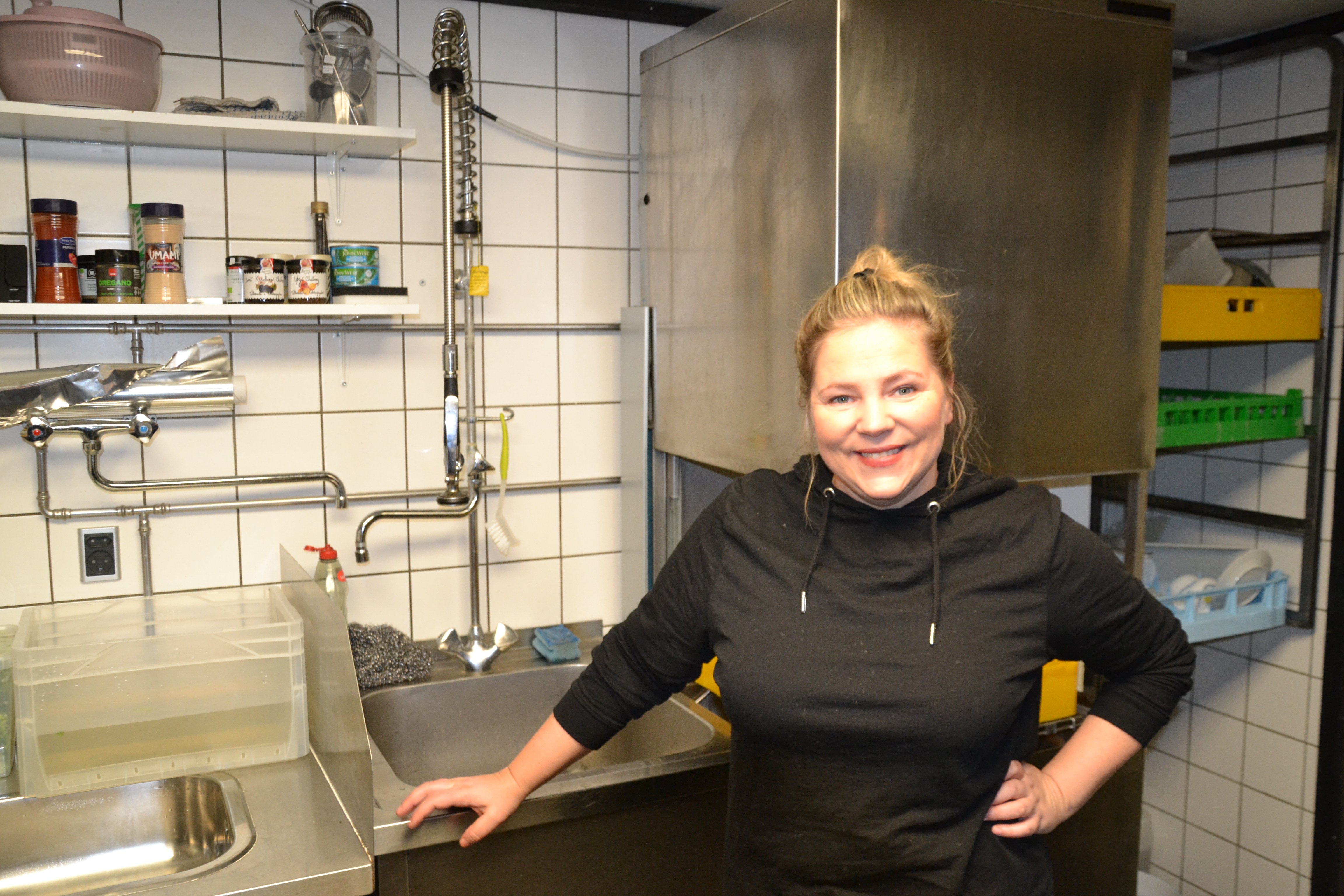 Kadri Kostjutsenkos Café Bliss har blot et lille ’’køkken’ med primært sandwich og burger, men alligevel har hun fået påbud om at installere fedtudskiller. Foto: Klaus Slavensky