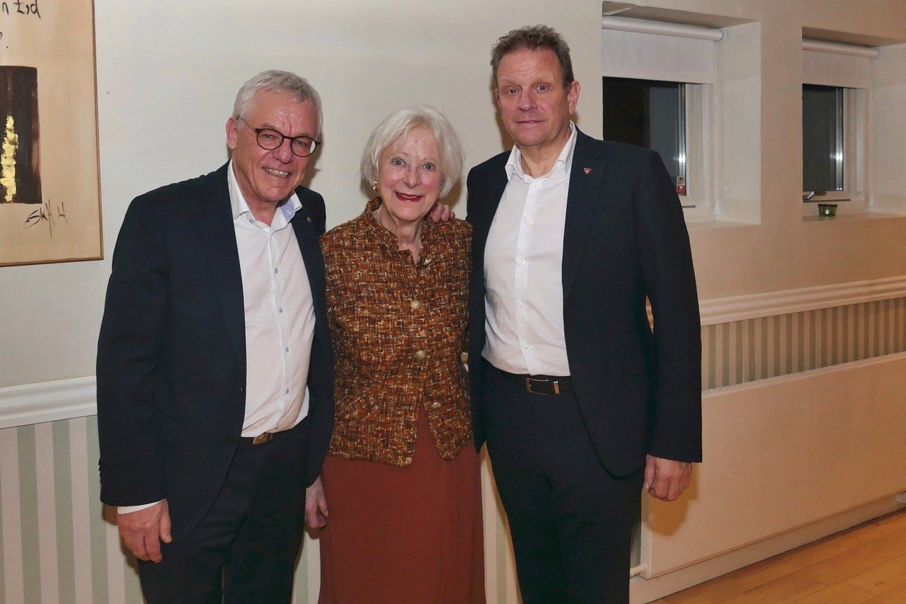 Konservativ formand Tomas Dyrbye med partiets nye æresmedlem, takt og tone-ekspert Inge Corell og borgmester Morten Slotved. Foto: Knud Düring