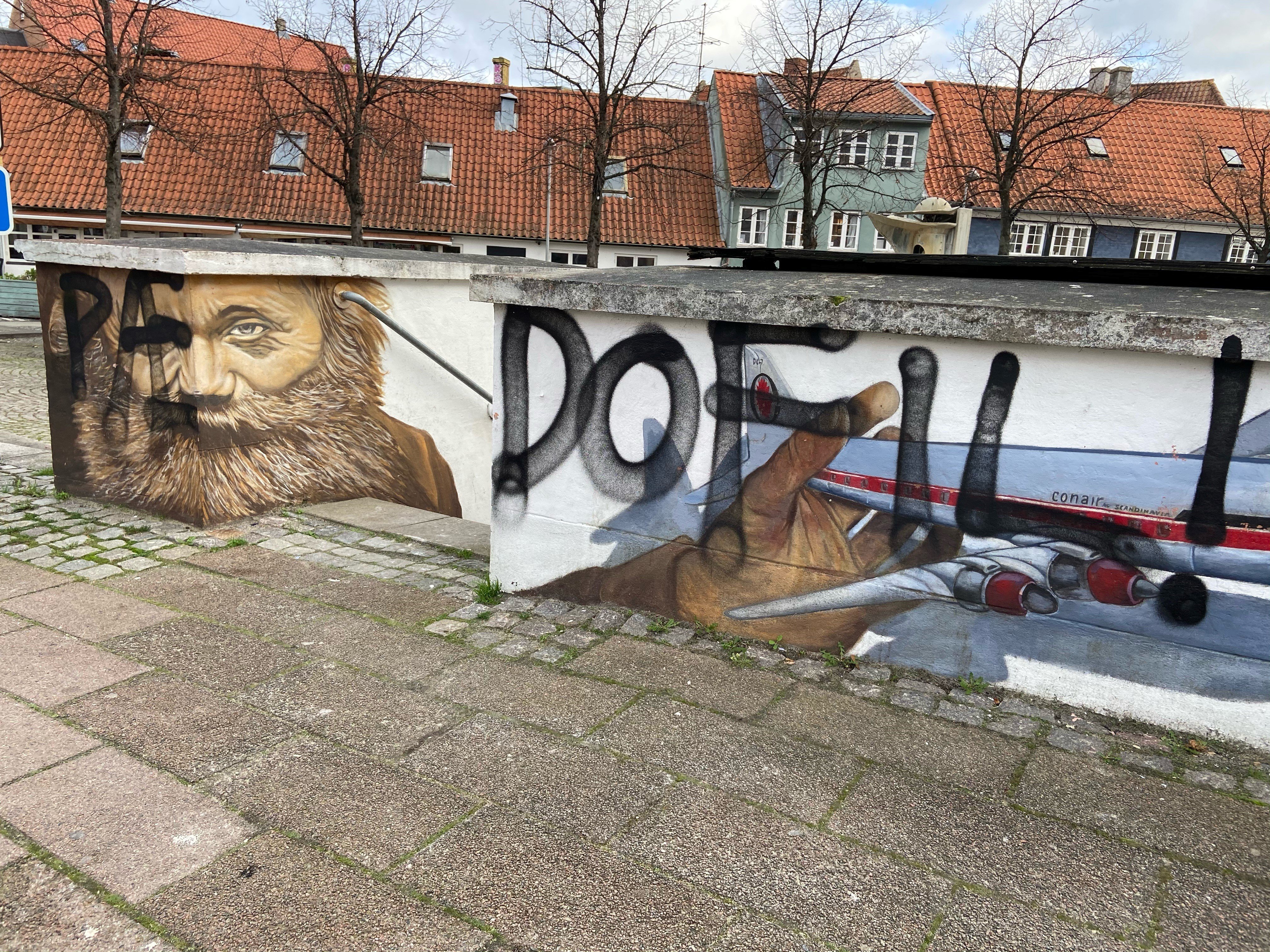Kommunen skal spare på fjernelsen af hærværk, har politikerne netop vedtaget. Her er det et foto fra 2024 af hærværk på Simon Spies Plads.