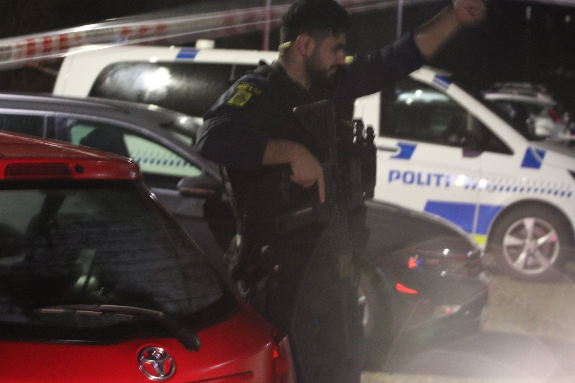 Politiet var massivt til stede i Apotekerhaven efter skudepisode, hvor en 23-årig beboer blev skudt i ryggen gennem en rude.