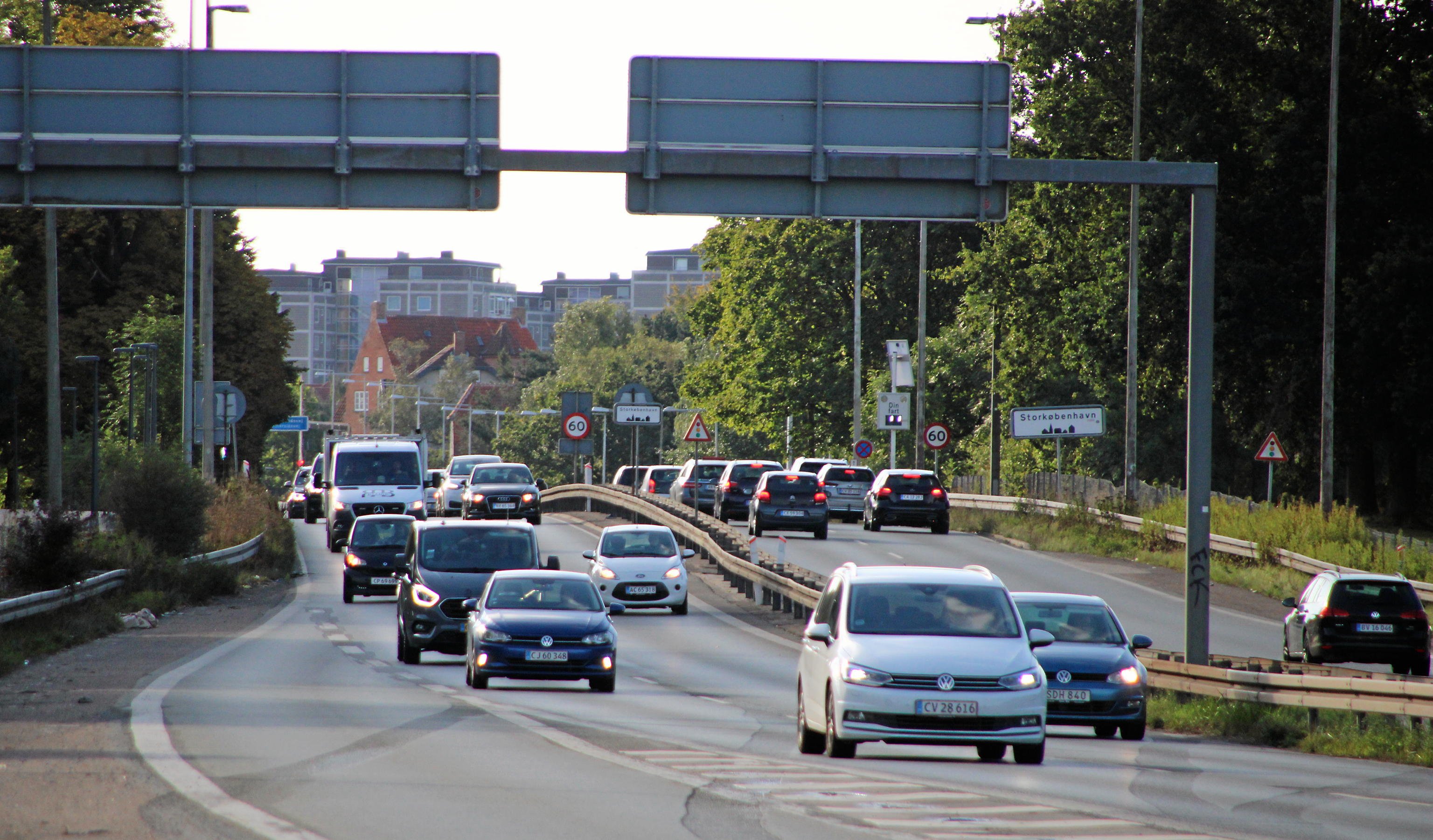 Danske trafikanter spilder i omegnen af 365.000 timer hver eneste hverdag på grund af forsinkelser og kødannelse på vejene ifølge tal fra 2019. Det svarer til 84 millioner timer om året og til et samfundsøkonomisk tab på 28 milliarder kroner, oplyser Vejdirektoratet. Foto: Peter Kenworthy