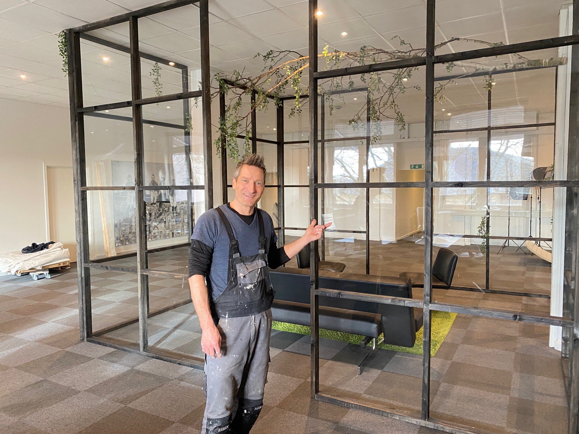 Stifter af Central Business Thomas Jensen foran et afslapningsrum i forbindelse med kontorpladserne. Foto: Arne Svendsen