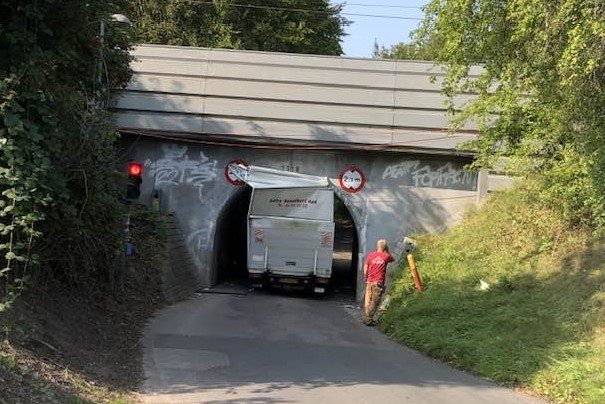 I dag skete det igen. En kassevogn kilede sig fast i viadukten i Vestergade i Viby. Foto: Privat