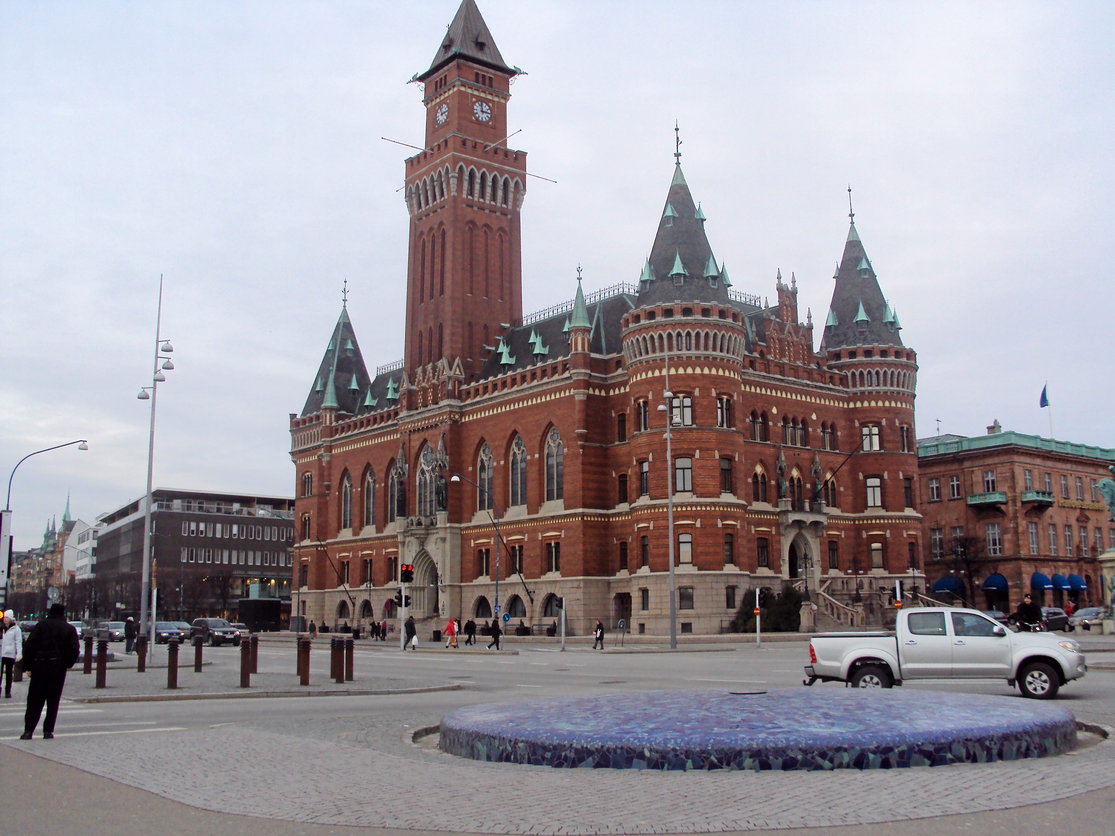 Der er blandt andet nedsat en særlig arbejdsgruppe, der skal undersøge, hvor kommunens nøgleansatte, der i dag blandt andet sidder her på rådhuset, skal arbejde fra en i krigssituation. Foto: Andreas Norrie