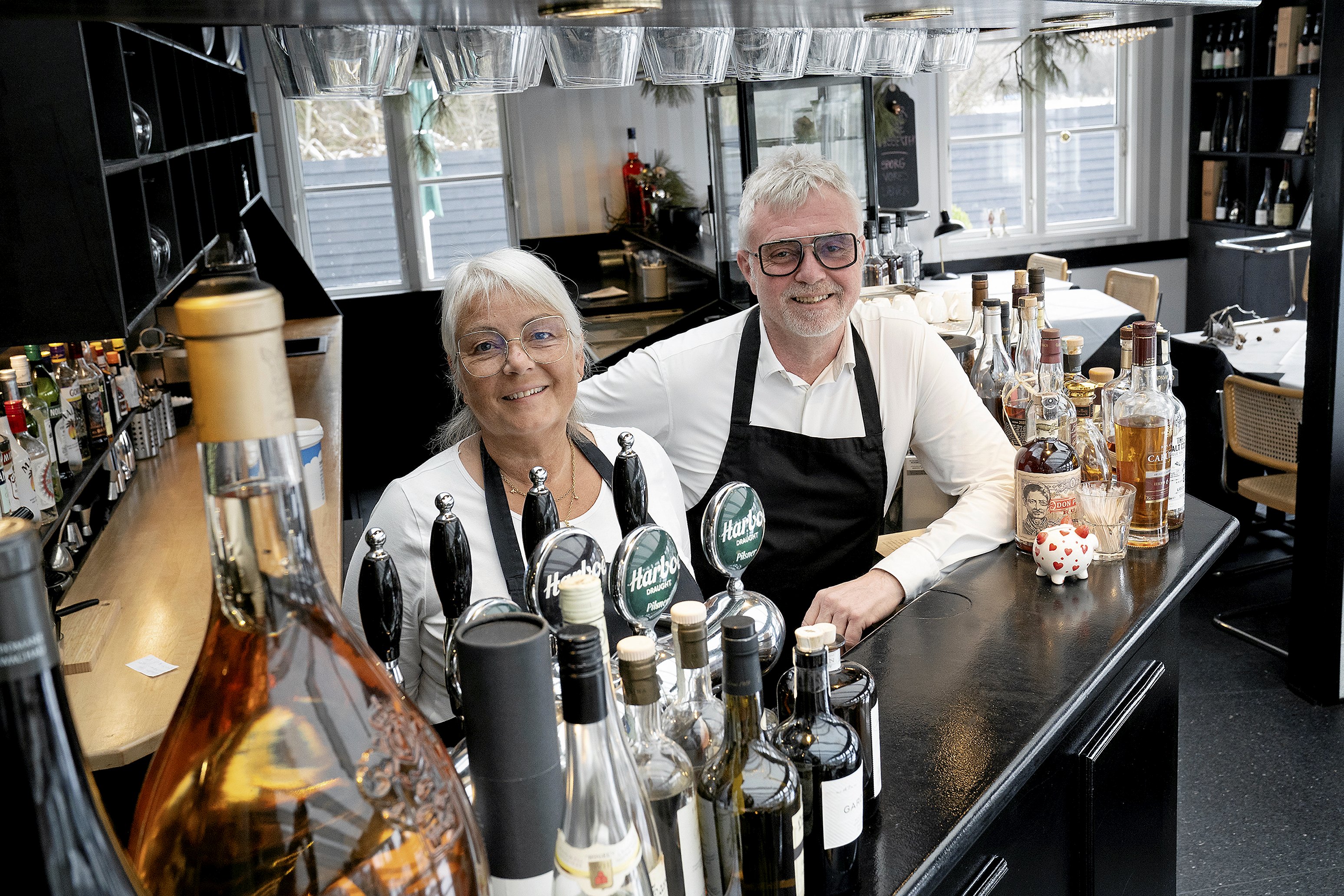 Sandra og Søren Hald bag baren i Restaurant Kobæk.