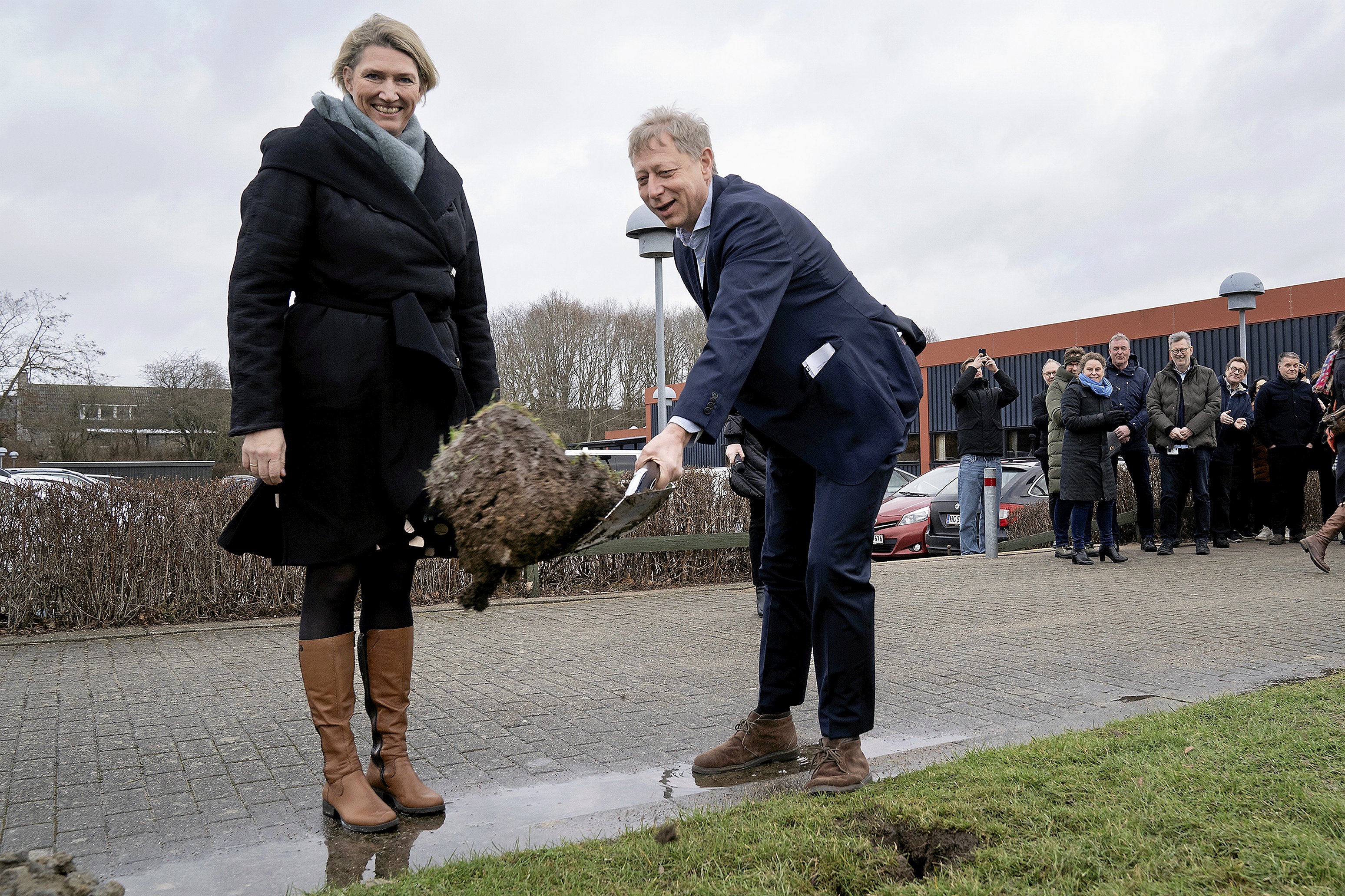 Direktør for NEG, Steffen Lund stal spaden i jorden, mens borgmester Karina Vincentz og Campus Odsherreds elever og ansatte så til.