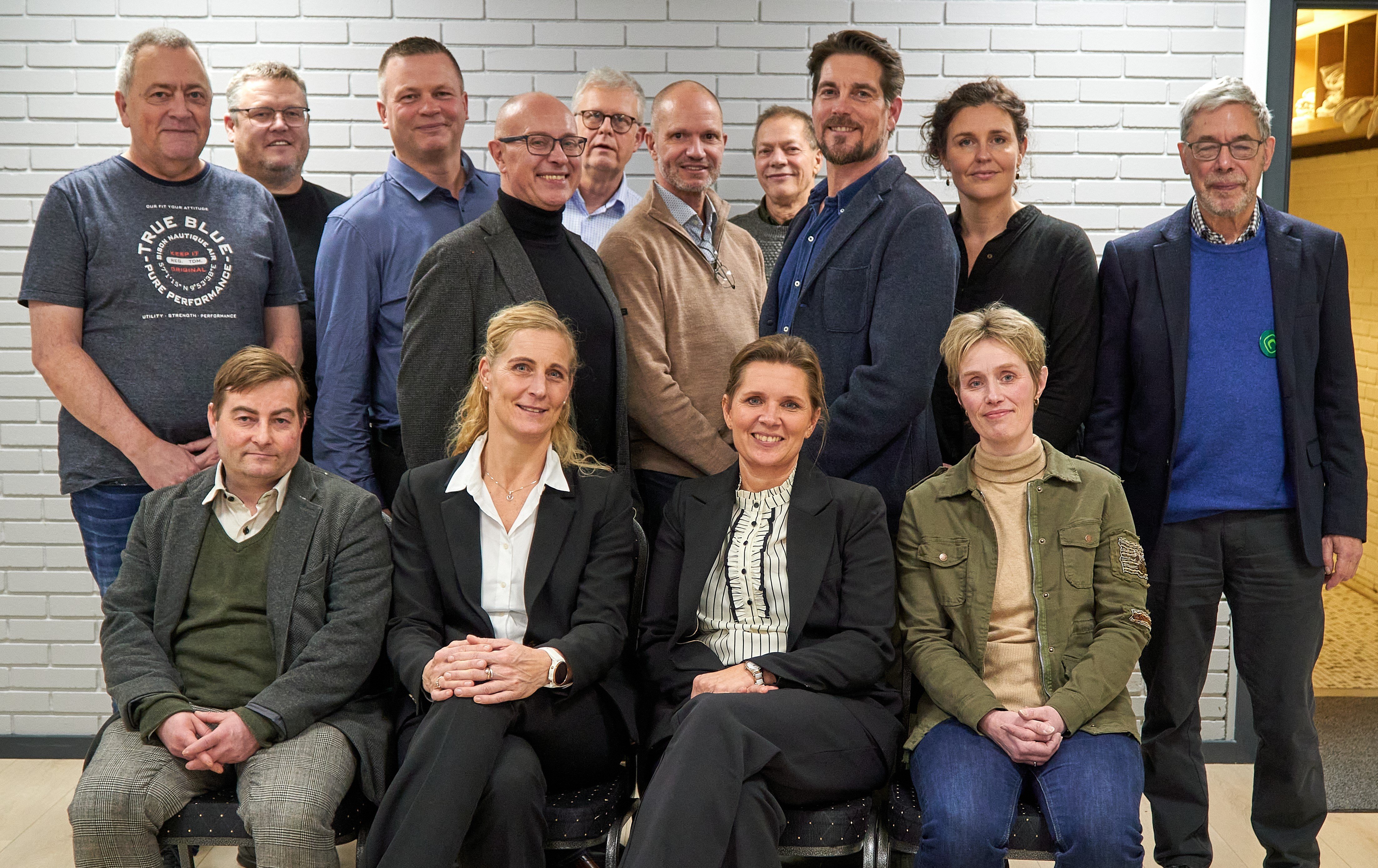 Byråds- og bestyrelsesmedlemmer hos Konservative. På forreste rækkes to midterste pladser Vicky Weide Nielsen og Trine Egetved. Pressefoto