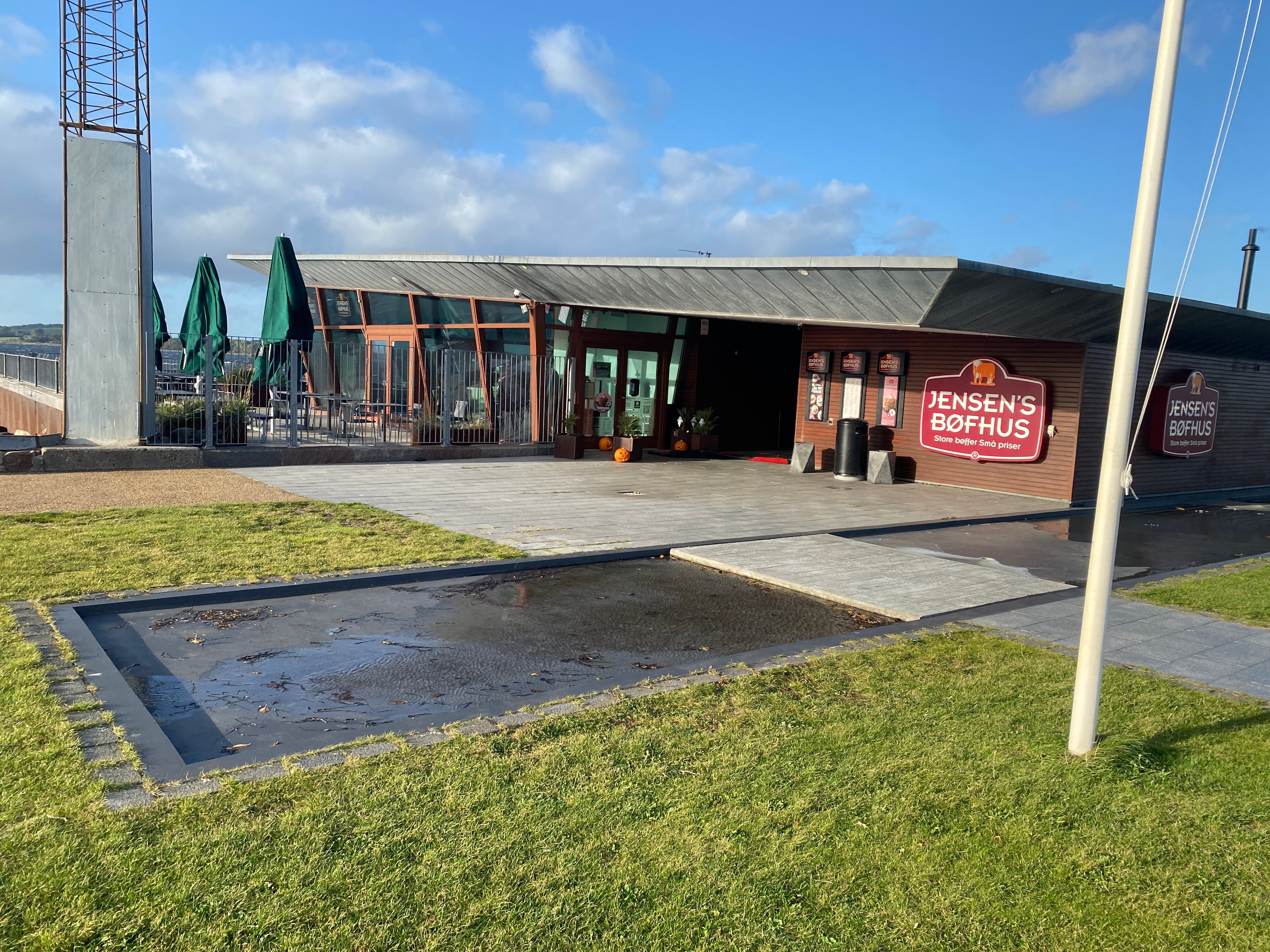 Jensens Bøfhus fortsætter med at drive restaurant på Havnevej 3 - det er alene ejendommen, der er sat til salg.