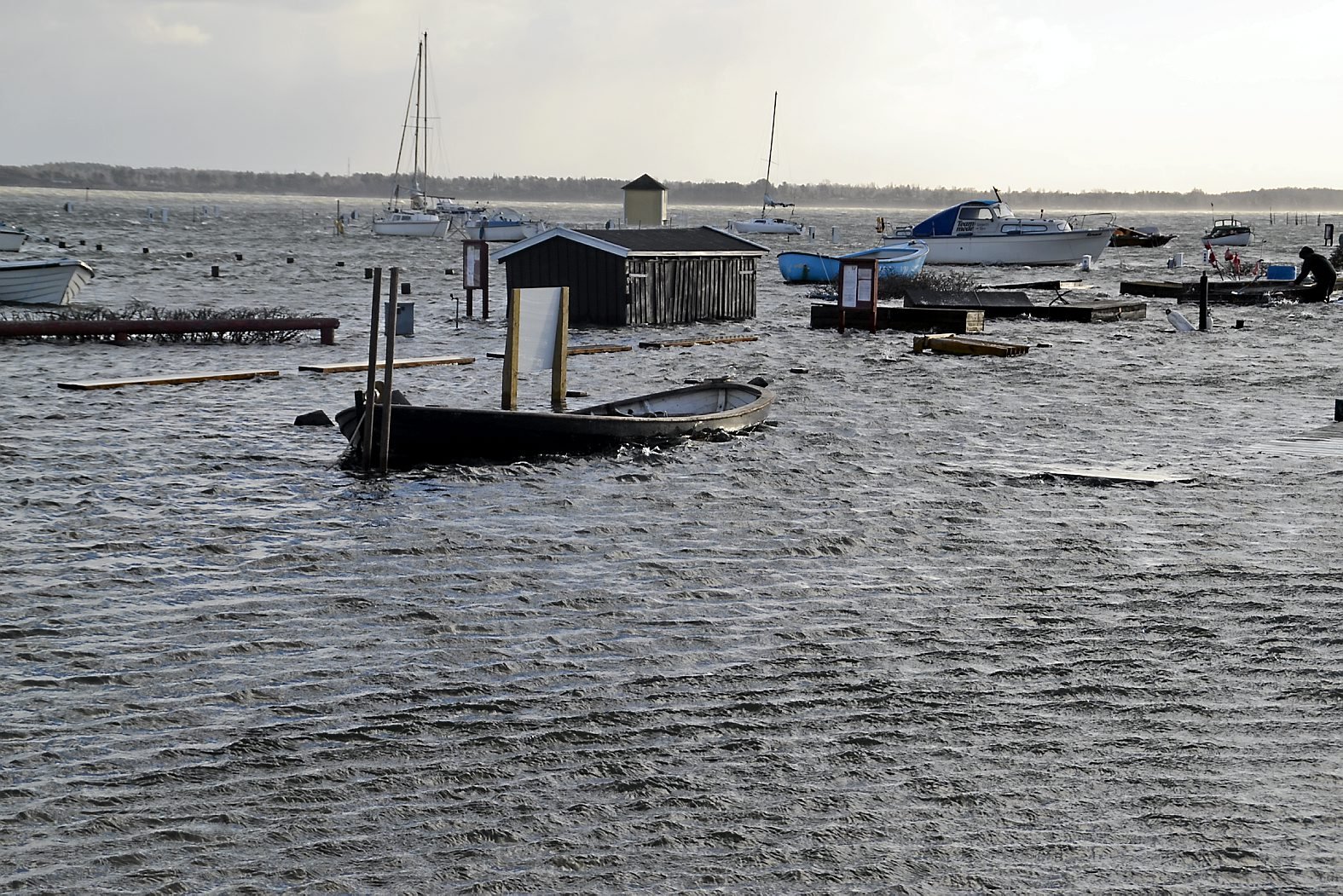 Vandmasserne efter stormen Bodil ramte Halsnæs hårdt. Ti år efter har vi samlet lidt billeder sammen fra de vanvittige timer. Foto: Morten Frederiksen