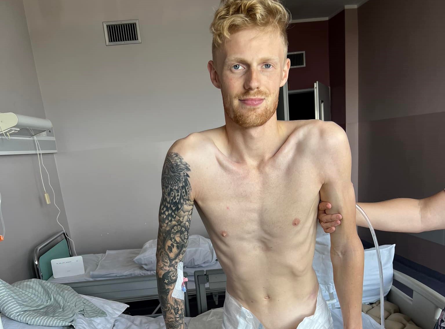 En støttende hånd for at sidde og siden stå - Patrick Hansen var langt fra på toppen 10 dage efter sit styrt i Polen. Men han tror på et godt 2024 og er i fuld gang med at kæmpe sig tilbage.