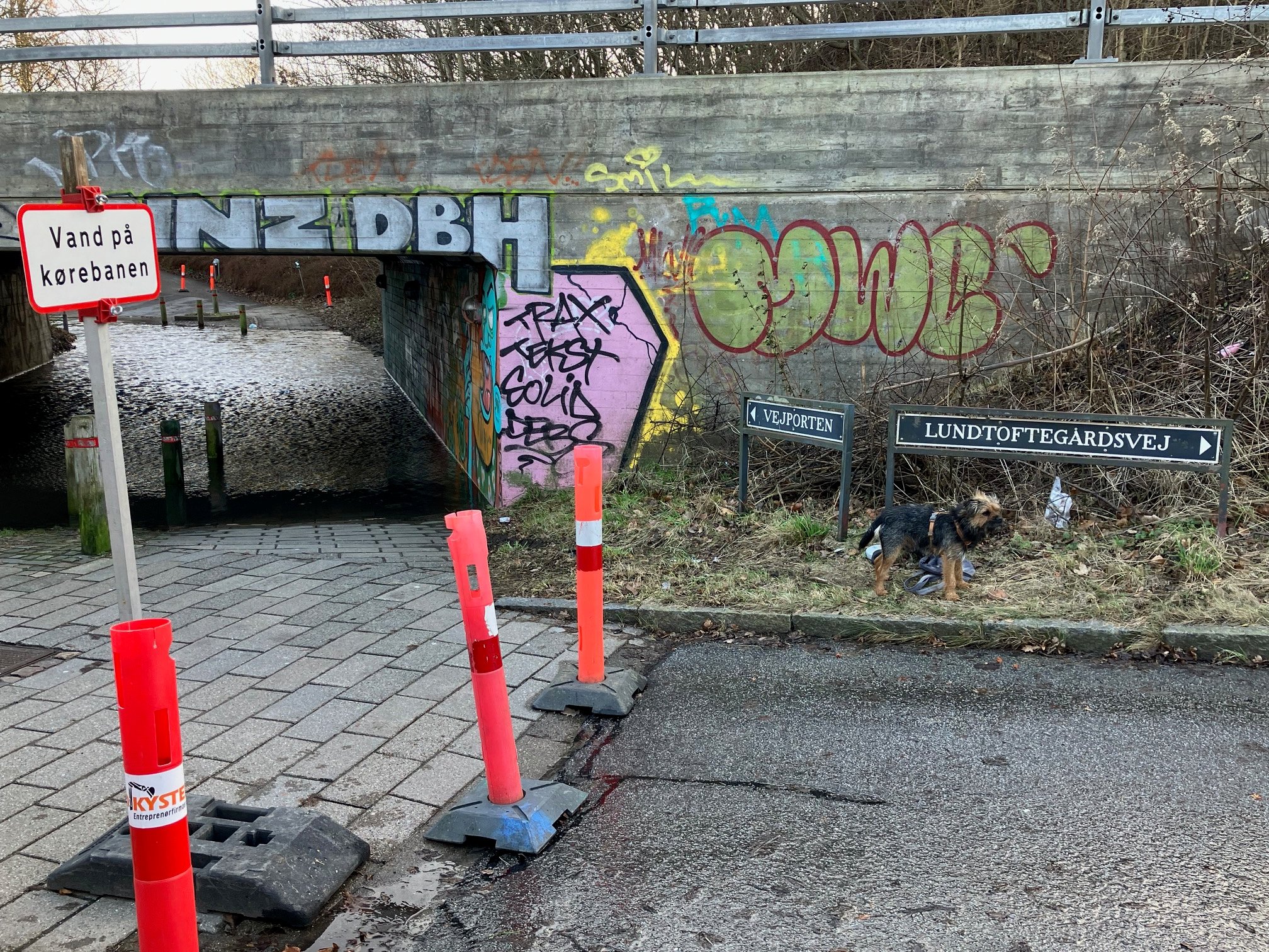 vand-p-motorvejen-skaber-problemer-for-g-ende-og-cyklister
