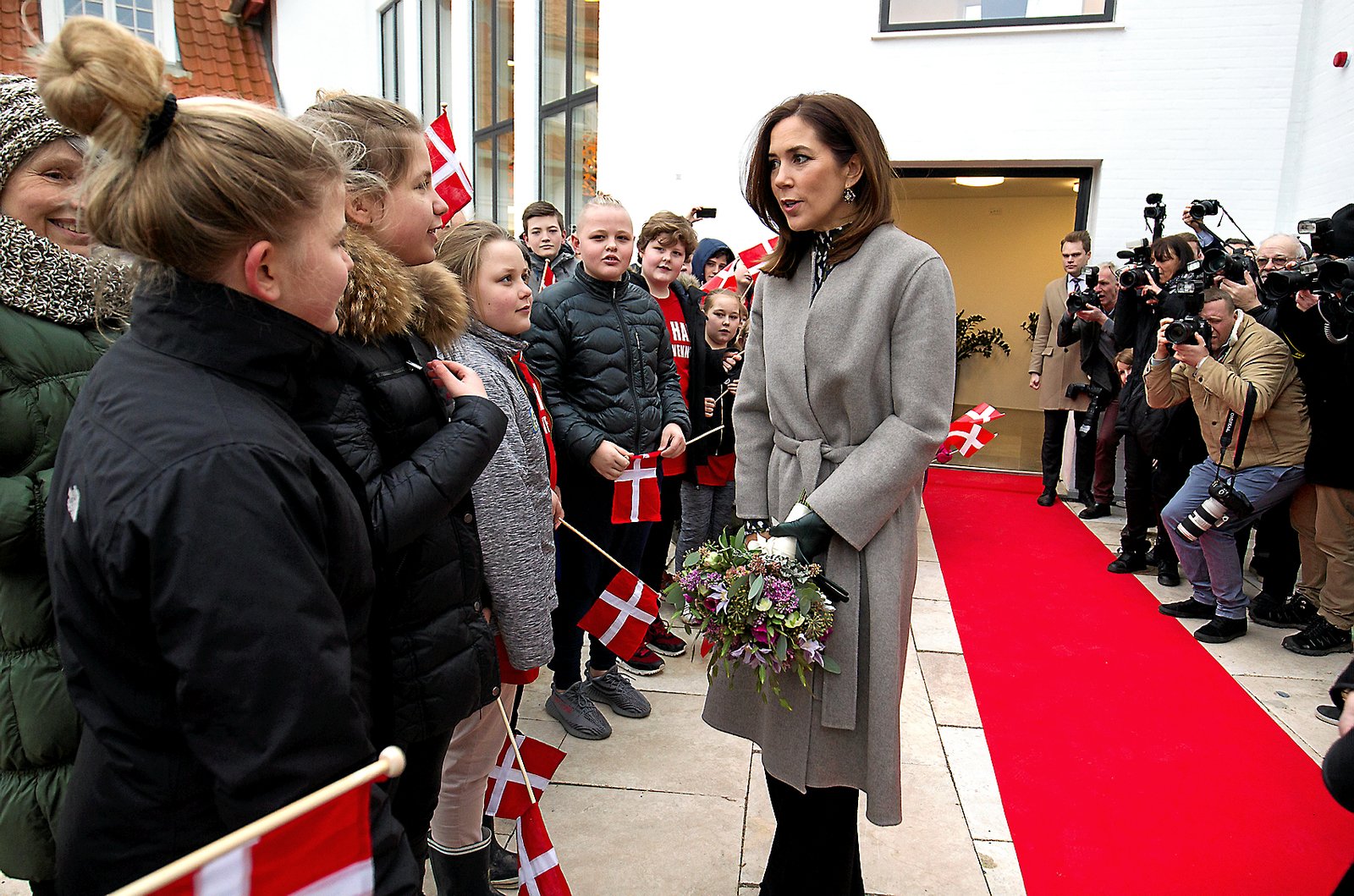 Kronprinsesse Mary tager sig gerne tid til at snakke med børn, når hun er på opgaver. Her er det til indvielsen af Julemærkehjemmet Liljeborg i 2018.