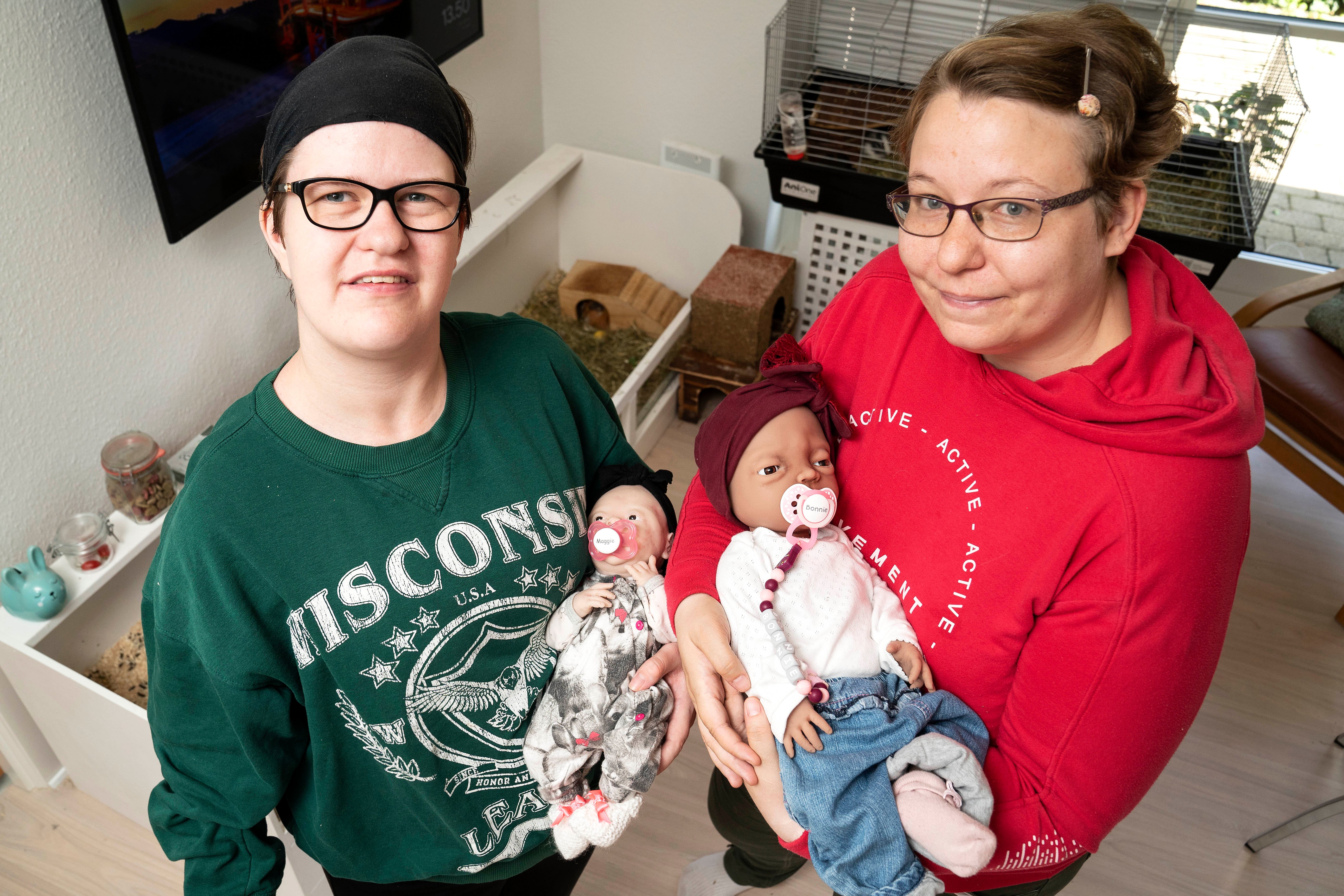 Malou Aaby Jensen og Cia Lindholm kan ikke få børn på grund af deres diagnoser. Derfor har de tilsammen tre virkelighedstro reborn-dukker, som en erstatning for de børn, de aldrig fik.