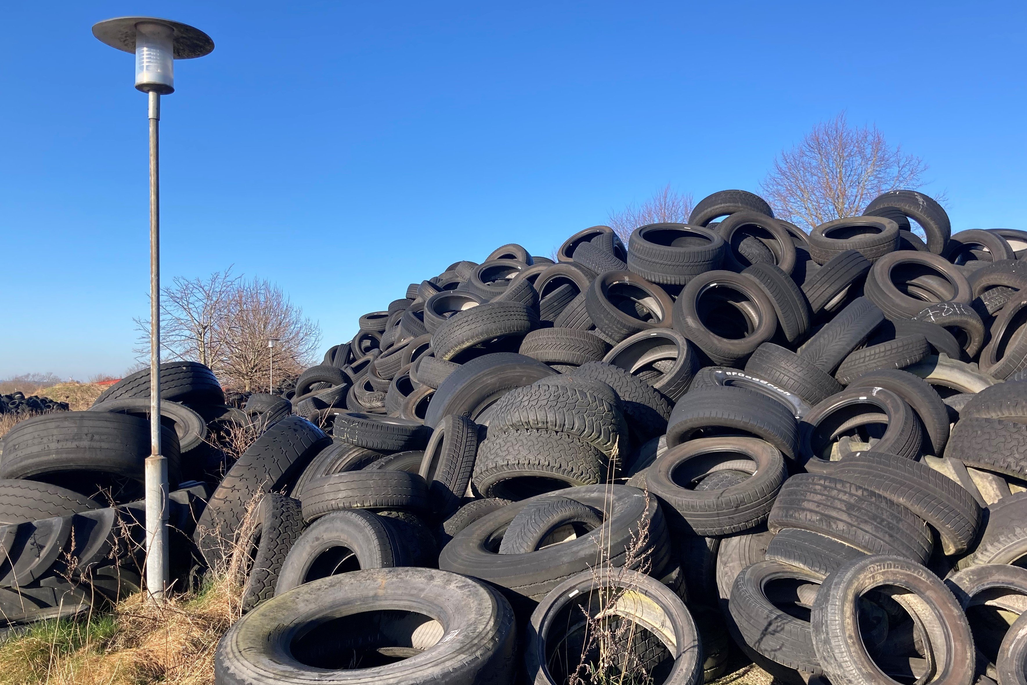 1000 tons dæk ligger stadig og flyder i landsbyen et år efter, ejer blev politianmeldt.