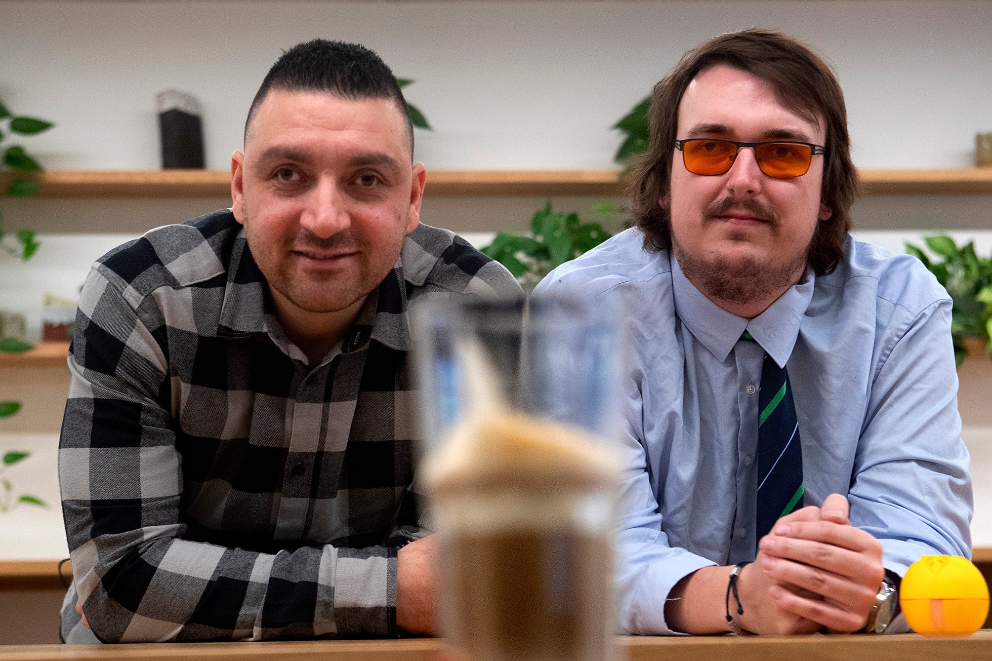 Her står Gökhan Koyuncu sammen med Mikkel, der er en af Gökhans ansatte i Blind Coffee. Foto: Kim Rasmussen