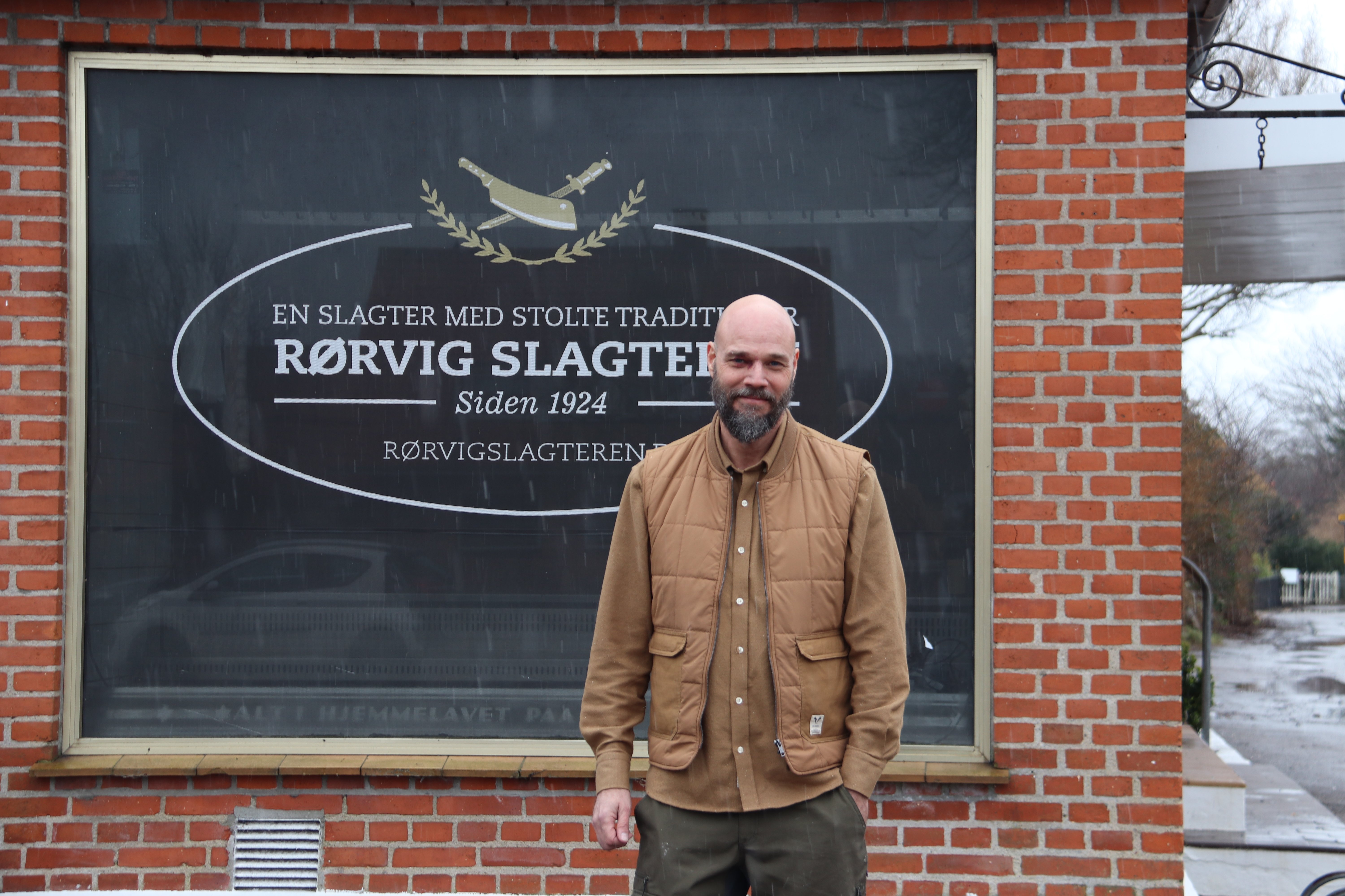Inden længe vil Rørvig Slagterens skilt blive erstattet af navnet på Uri Andersens nye sted, som skal hedde Ø5.