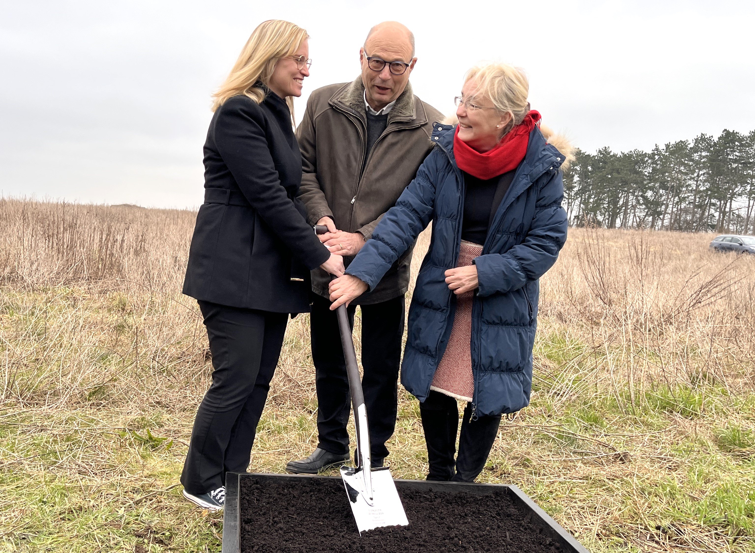 Økonomiminister Stephanie Lose (V) (tv) og borgmester Tina Tving Stauning (S) (th) hjalp bestyrelsesformand Peter Foss med at tage førstespadestik til højteknologisk bæredygtig fabrik til den nette sum af 500 millioner kroner. Foto: Henrik Helmer Petersen