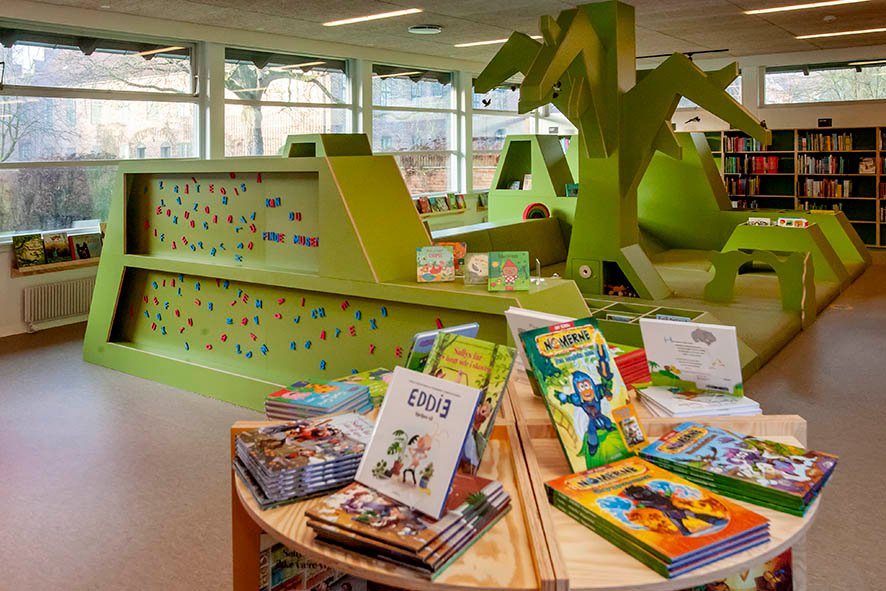 Børnebiblioteket, som henvender sig til de 0-7 årige børn, blev indviet i januar. Børnene kan gå på opdagelse i fem scenografier, her er det parken, og det har givet dem lyst til at låne mange flere bøger. Foto: Jens Wollesen