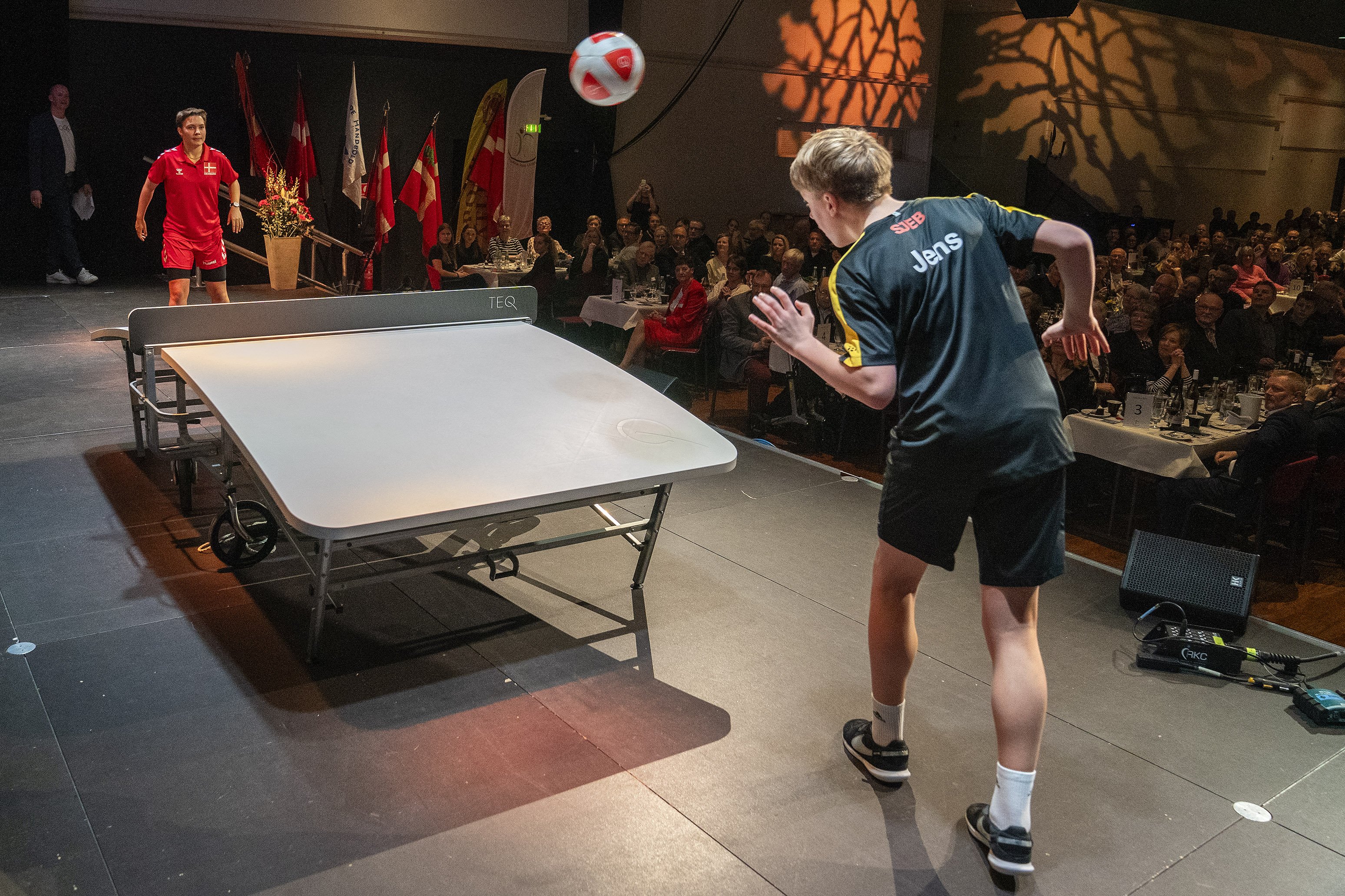 Idrætsfesten præsenterer altid en idræt, og i år var det teqball, som er en blanding af bordtennis og fodbold. Nanna Lind Kristensen (tv) fra Svogerslev vandt sidste år bronze til EM og er blandt de få, der dyrker sporten i Danmark.