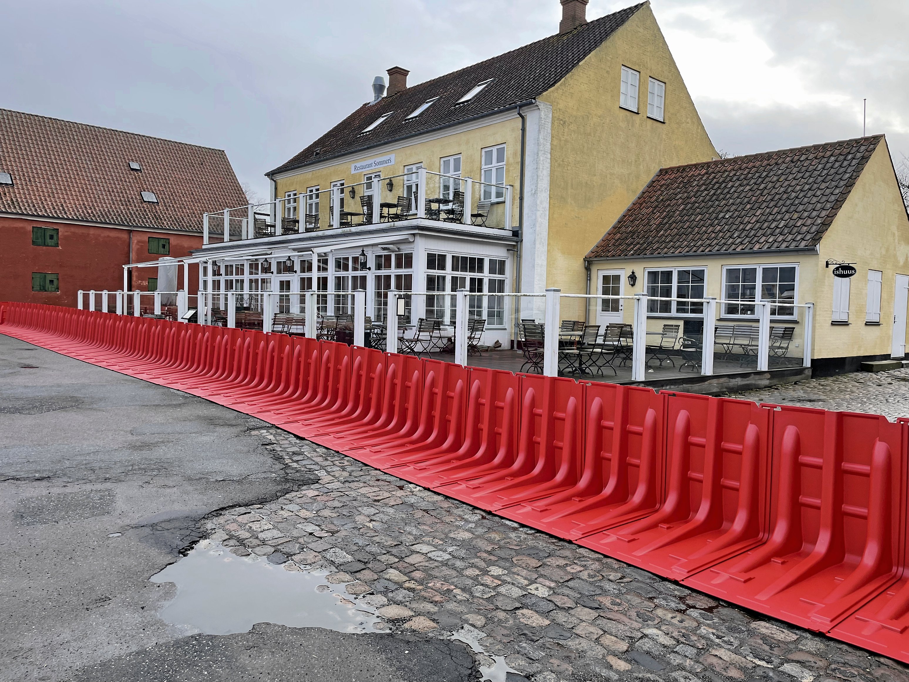 Boxwall’en består af små enheder, som sættes sammen. I baggrunden er det Restaurant Sommers, der fremover forhåbentligt ligger beskyttet på Præstø Havn.
