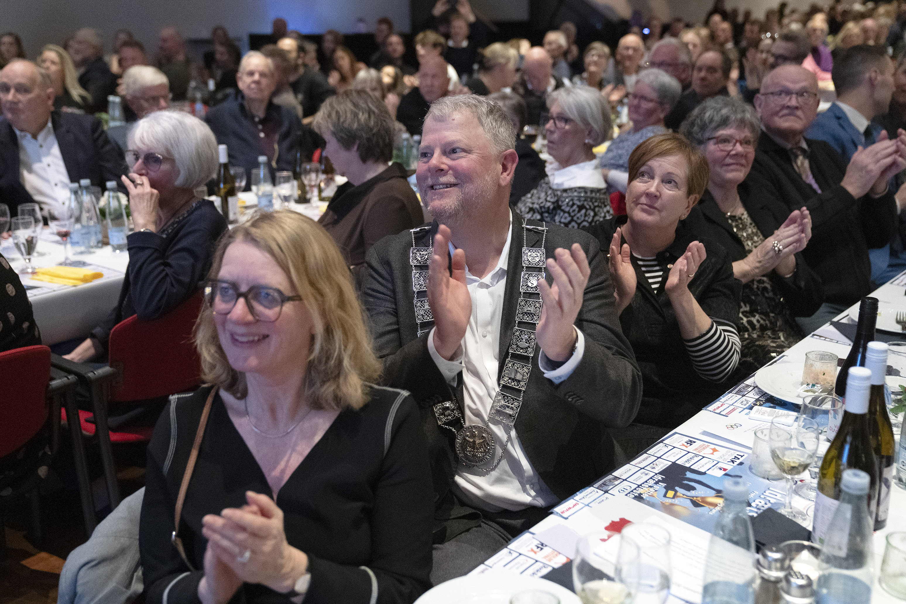 Borgmester Tomas Breddam til idrætsfest flankeret af sin hustru Dorte - og af Gitte Kronbak Nielsen, der udfordrede ham som spidskandidat og tabte duellen.