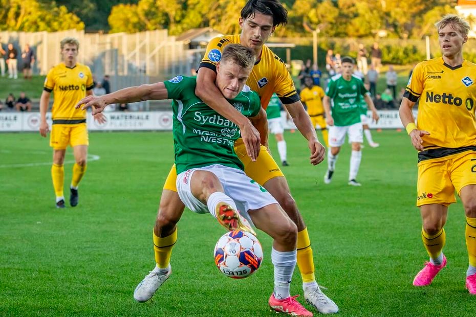 Frederik Ellegaard, der i sommers skiftede til Næstved fra AB, kan med sin hurtighed, dybdeløb, presspil og målfarlighed blive en nøglespiller for sydsjællænderne i foråret. Angriberen manglede kontinuitet i efteråret, hvor småskader og en karantæne holdte ham ude af flere omgange. Også i opstarten har hurtigløberen haft skadesproblemer med lysken, men ventes dog med i truppen til lørdagens forårspremiere. Foto: Jens Wollesen