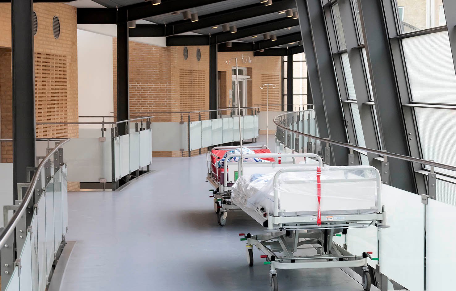 En klargjort seng er klar til at blive taget i brug på Holbæk Sygehus, der ligesom Sjællands Universitetshospital i Køge og Nykøbing Falster står i en paradoksal situation.