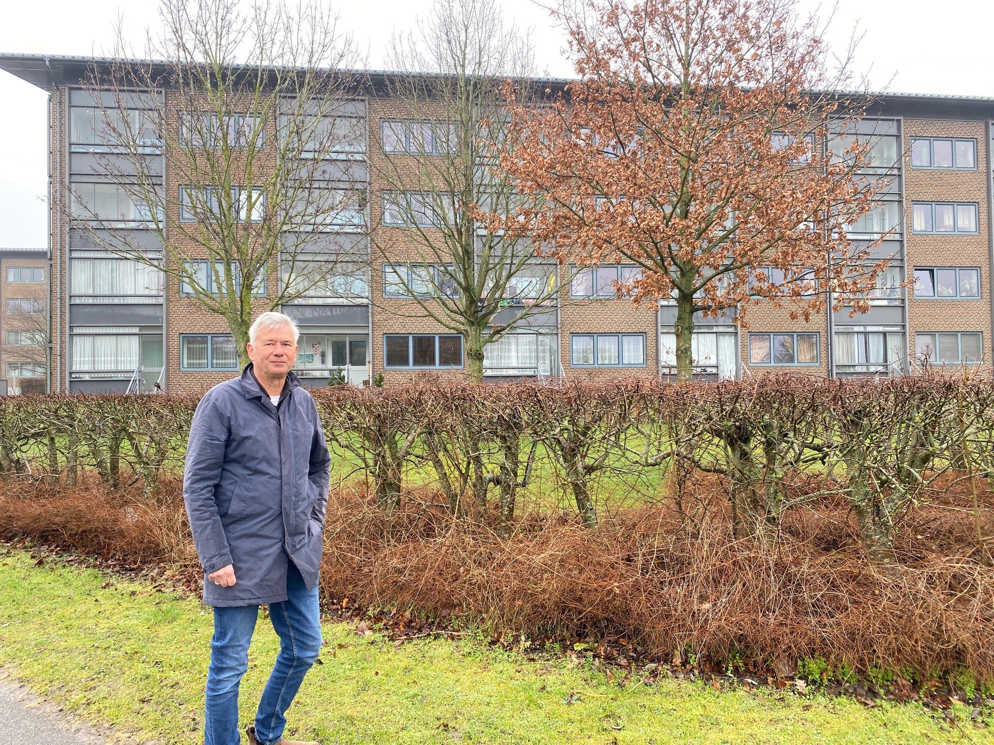 FOB-direktør Flemming Stenhøj Andersen ved blok 1 på Kierulffsvej, som er en af de berørte blokke.
