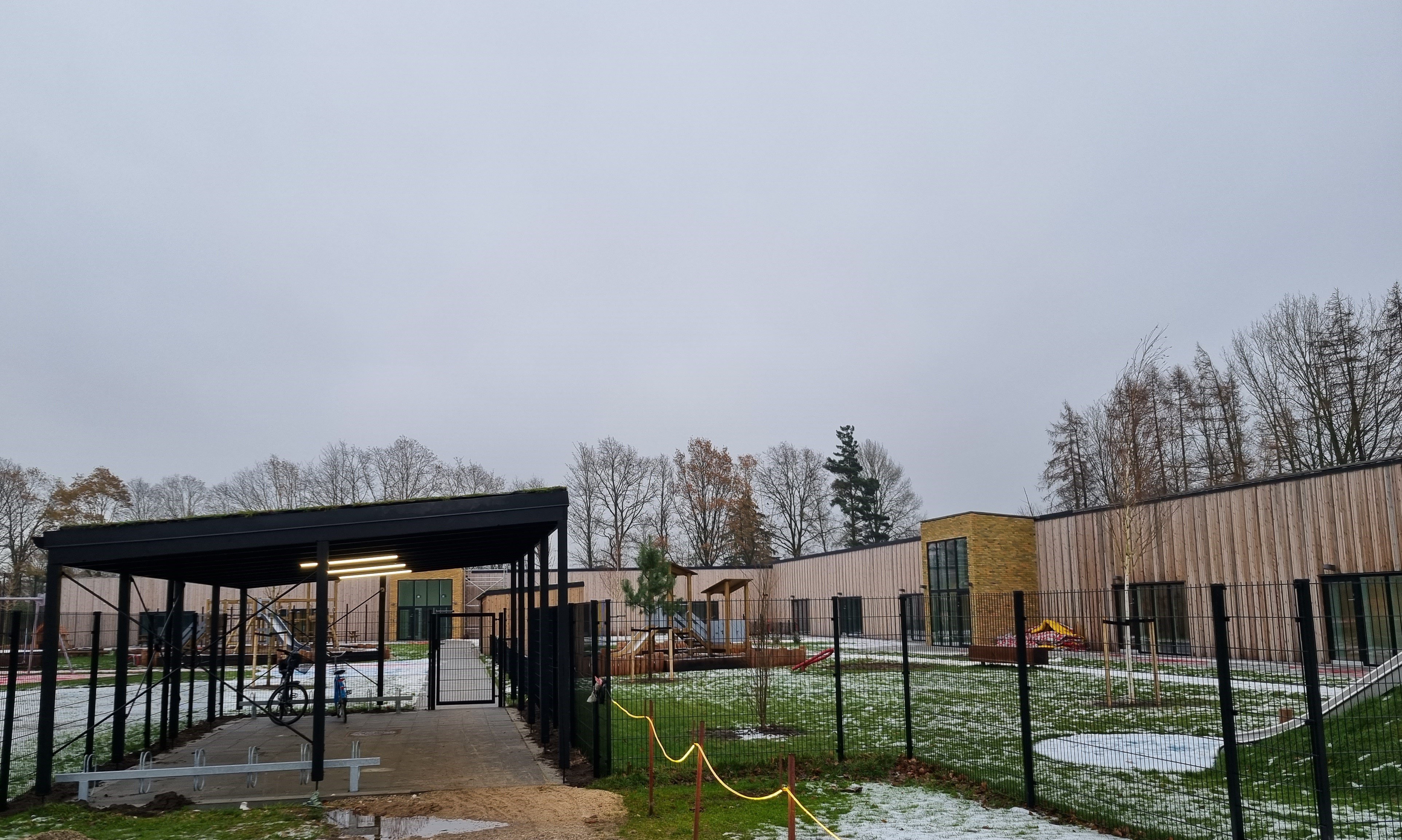 Den nye institution ved Ravnsborghallen skulle være åbnet i sommer men blev siden ramt af flere forsinkelser. Foto: Martin Rasmussen
