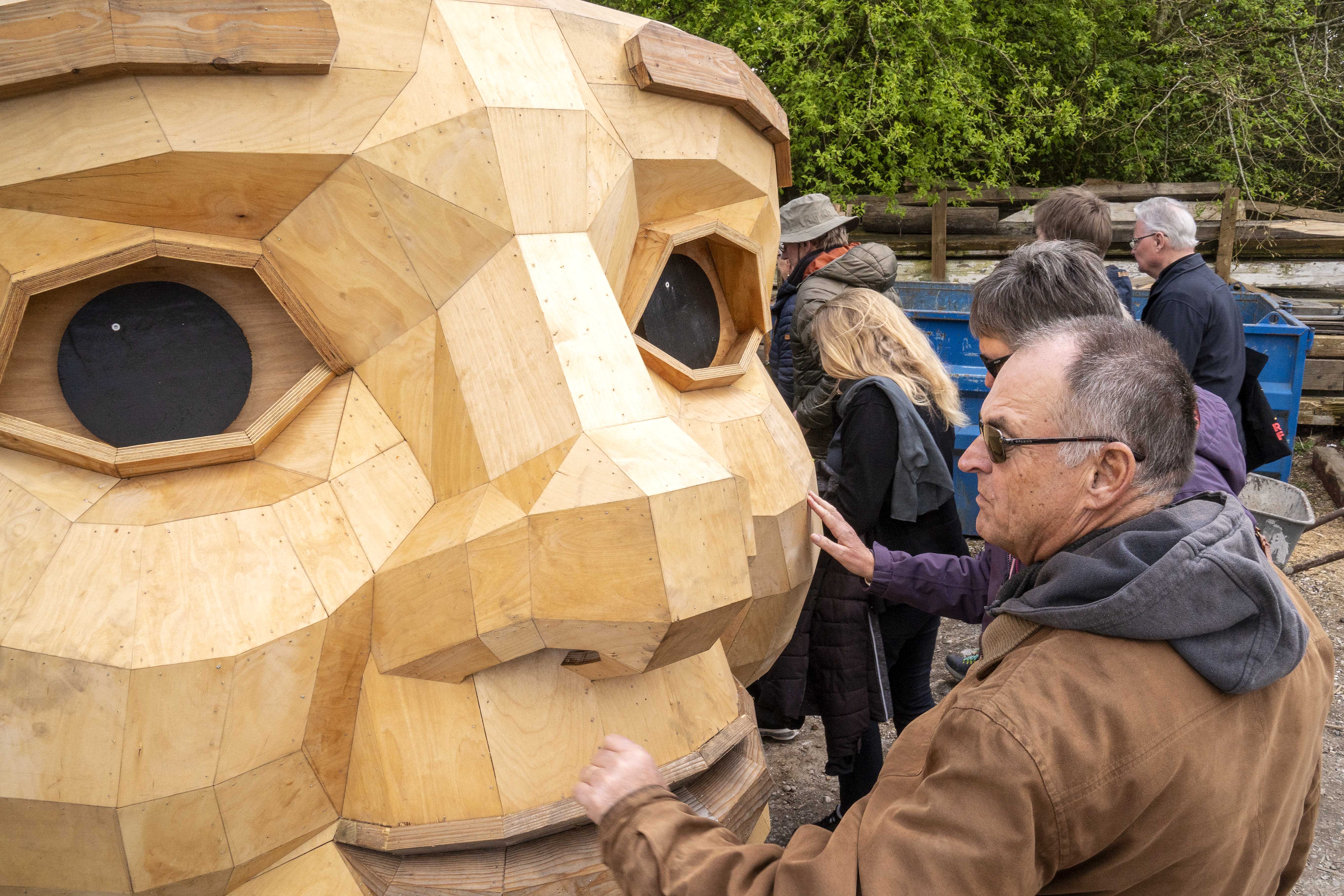 Thomas Dambos trolde er bygget af genbrugstræ. Her et ansigt på en trold, som gæsterne kunne se, da der vra åbent hus på kunstnerens værksted ved Roskilde.