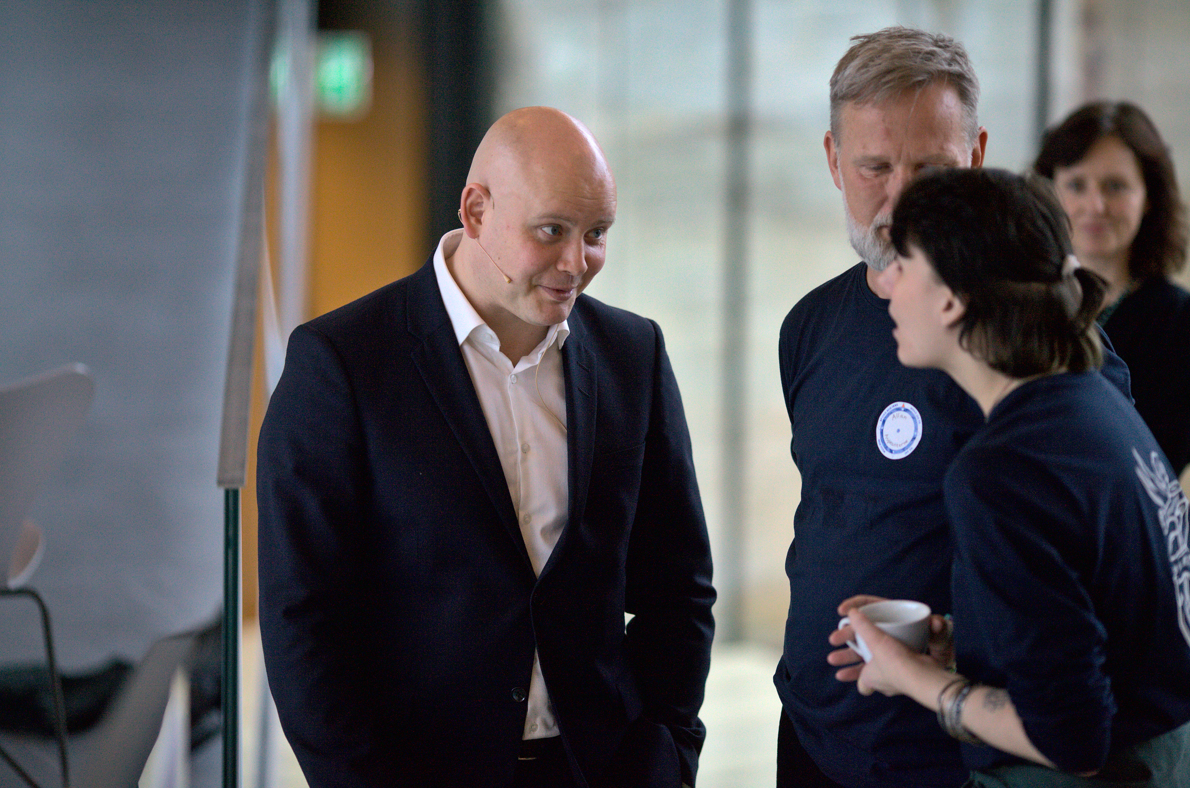 Kulturminister Jakob Engell-Scmidt (M) var meget inspireret af Fonden Aspiranterne og stifter Allan Klies (i midten) arbejde. Foto: Presse