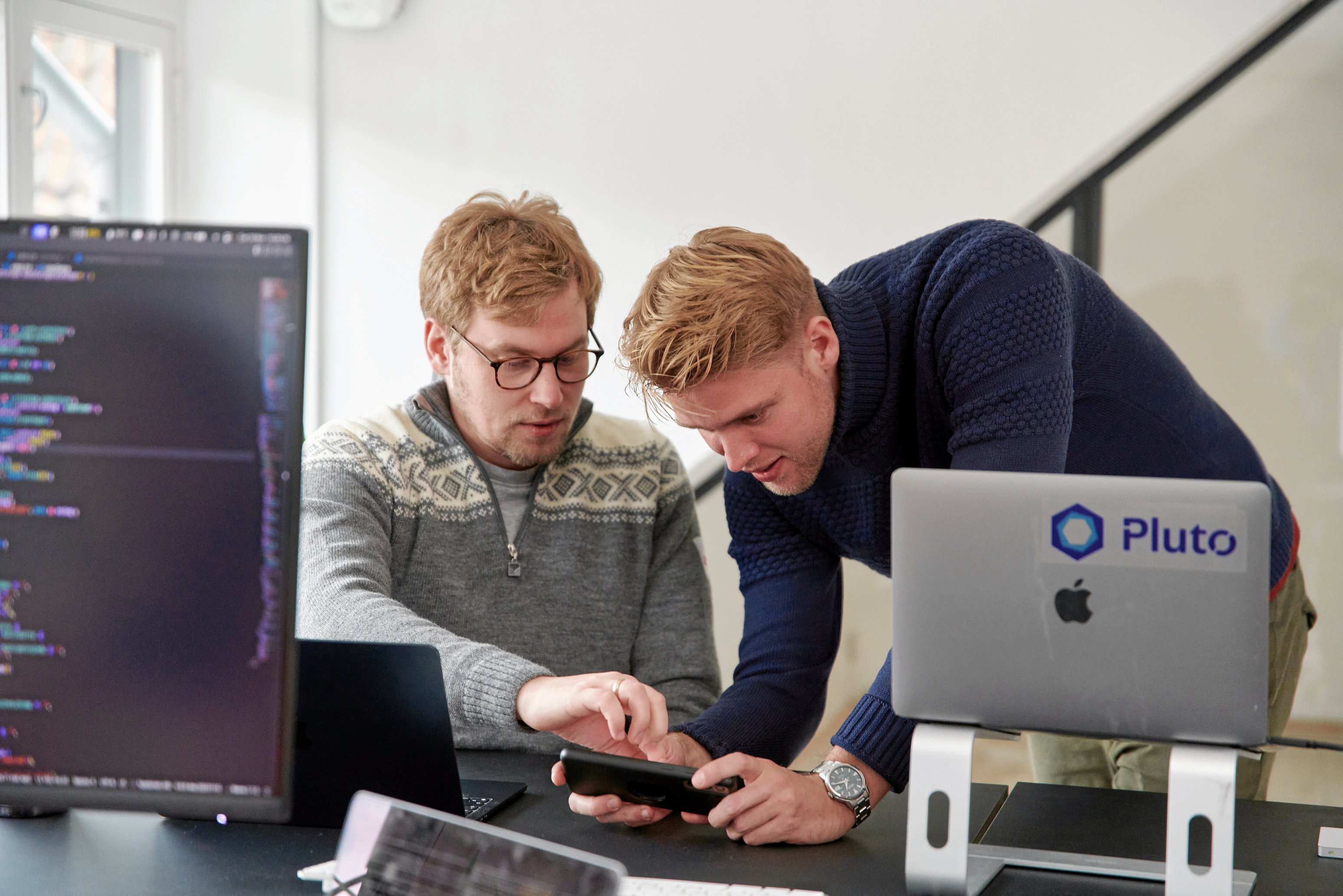 Johan Bender (th) står i spidsen for Pluto Technologies, der indtil for bare to år siden bestod af to medarbejdere, inklusiv ham selv. Nu er medarbejderantallet nået op på over 10 og vokser stadig. Foto: Pluto Technologies
